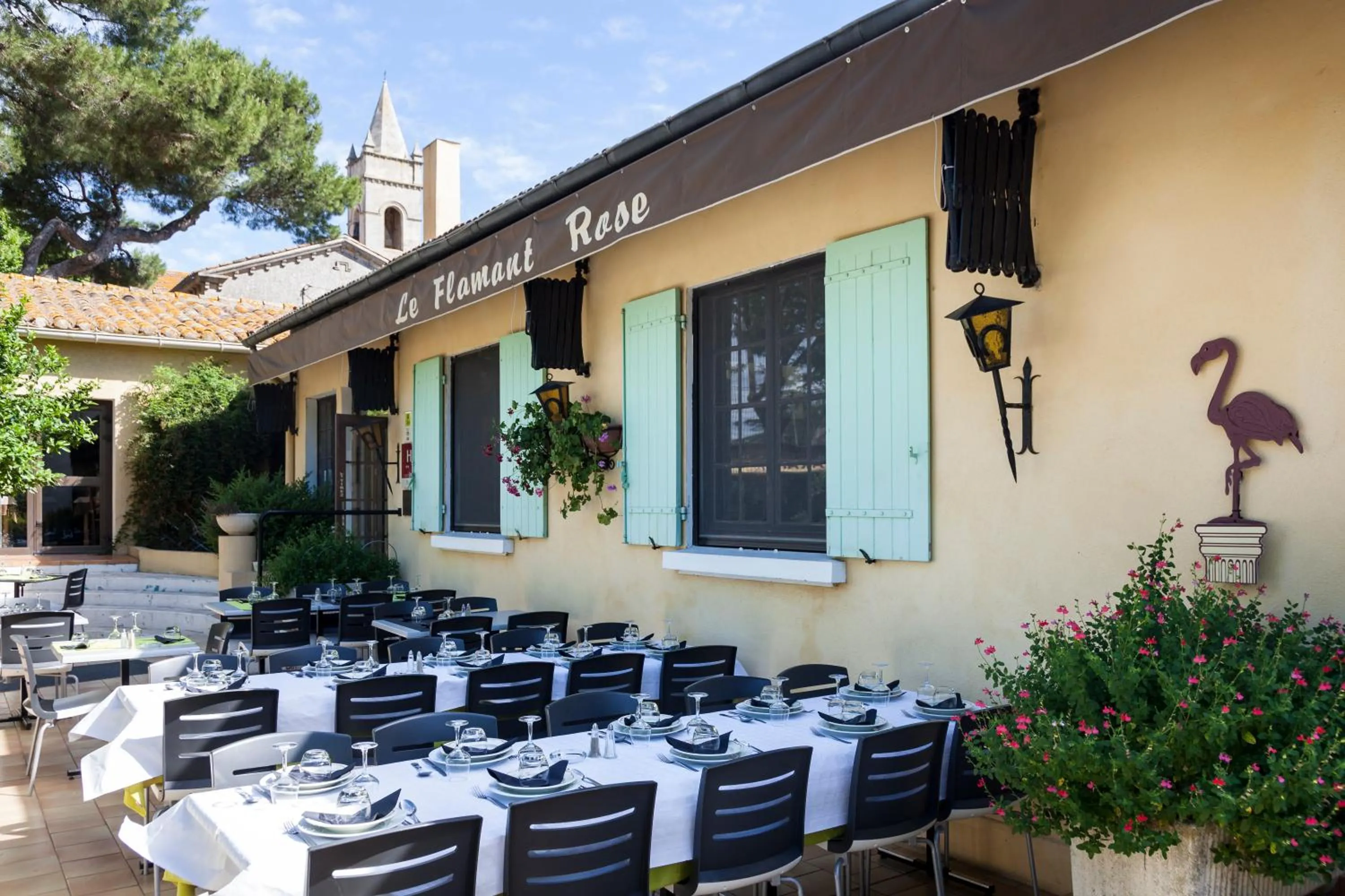 Patio in Logis Hotel Restaurant Le Flamant Rose camargue