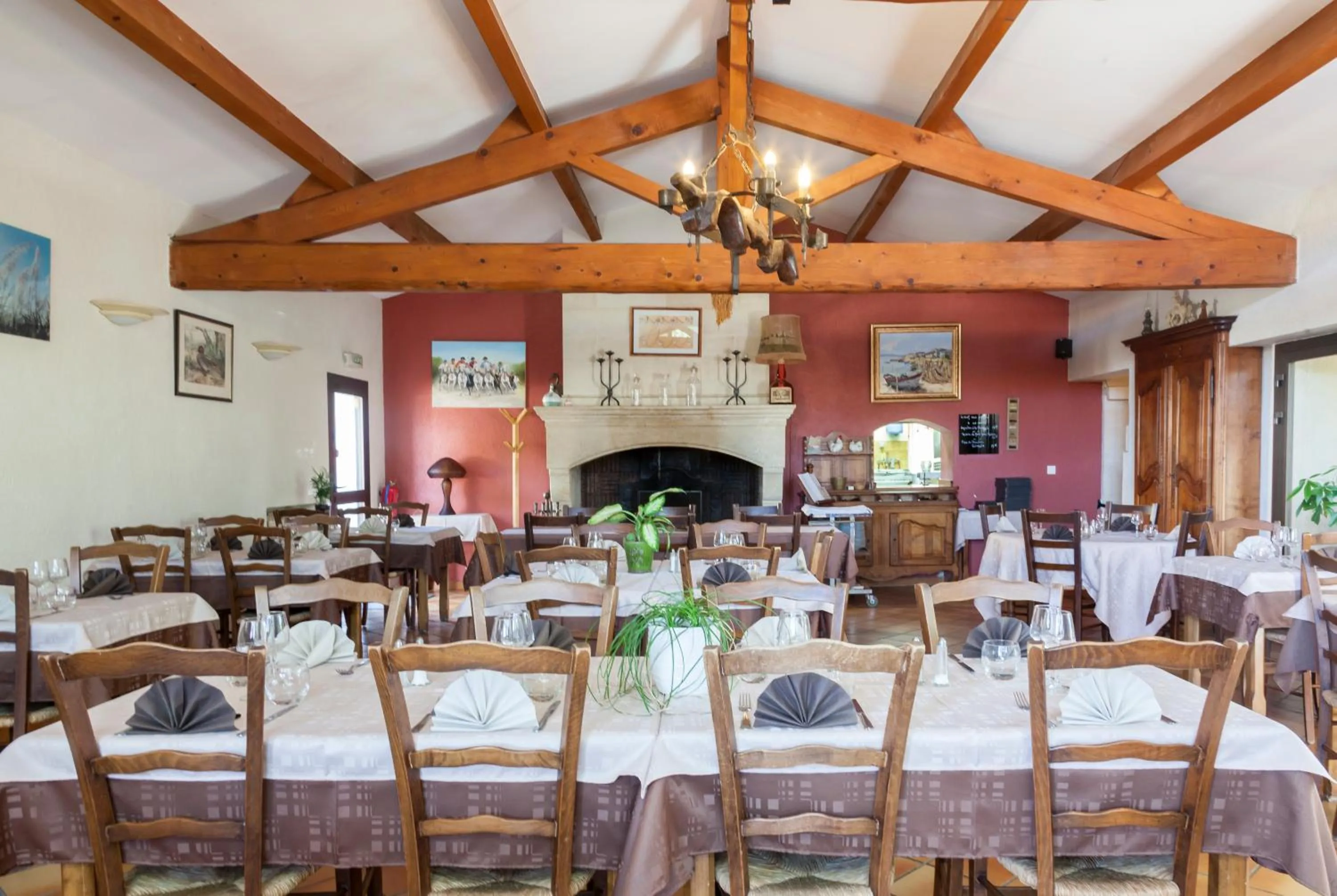 Restaurant/places to eat in Logis Hotel Restaurant Le Flamant Rose camargue