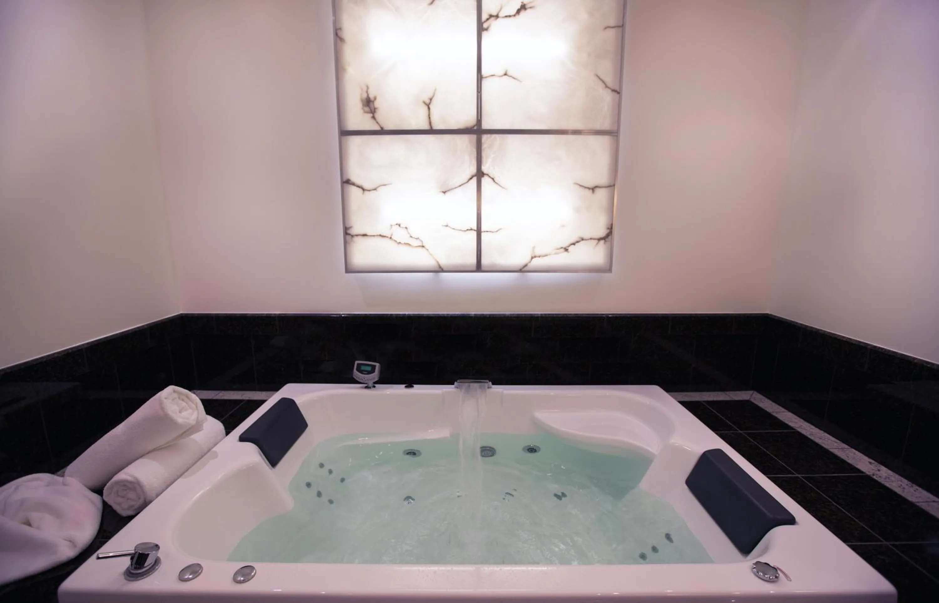 Hot Tub in Braemar Lodge And Spa