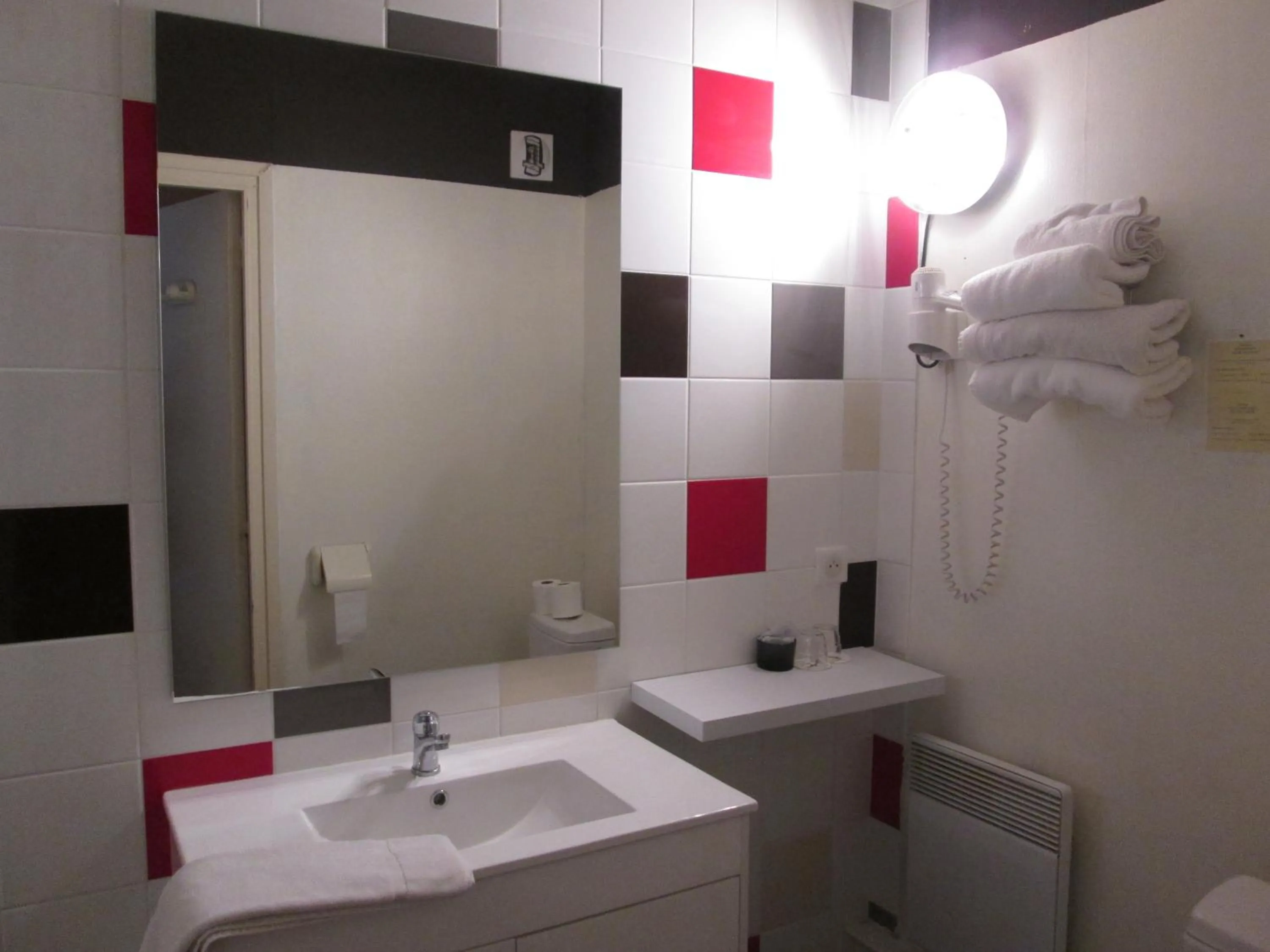 Bathroom in Logis Hotel Les Gravades Ussel