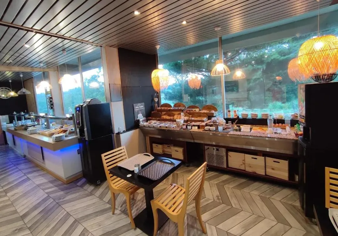 Buffet breakfast in Logis Hotel Les Gravades Ussel