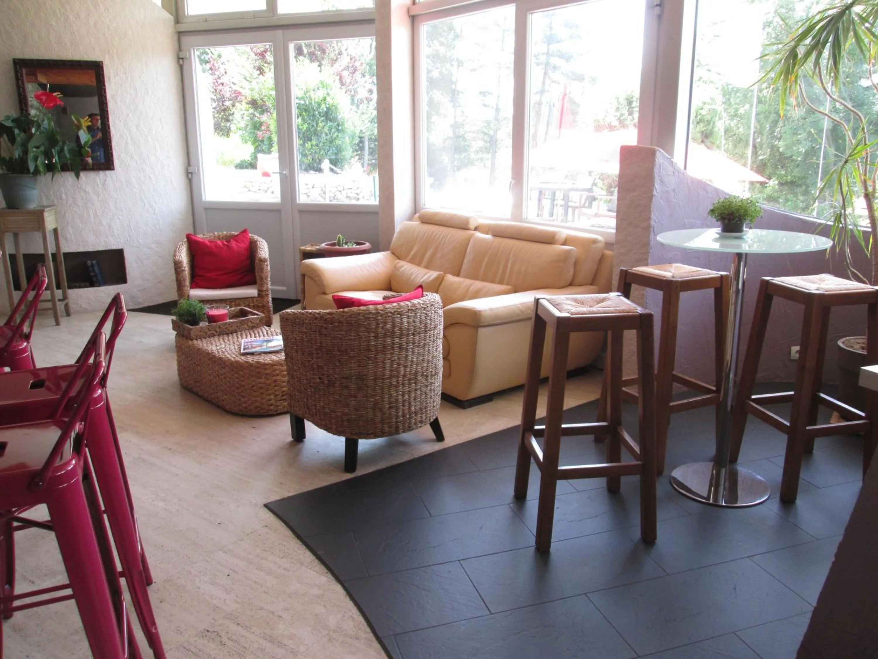 Living room in Logis Hotel Les Gravades Ussel