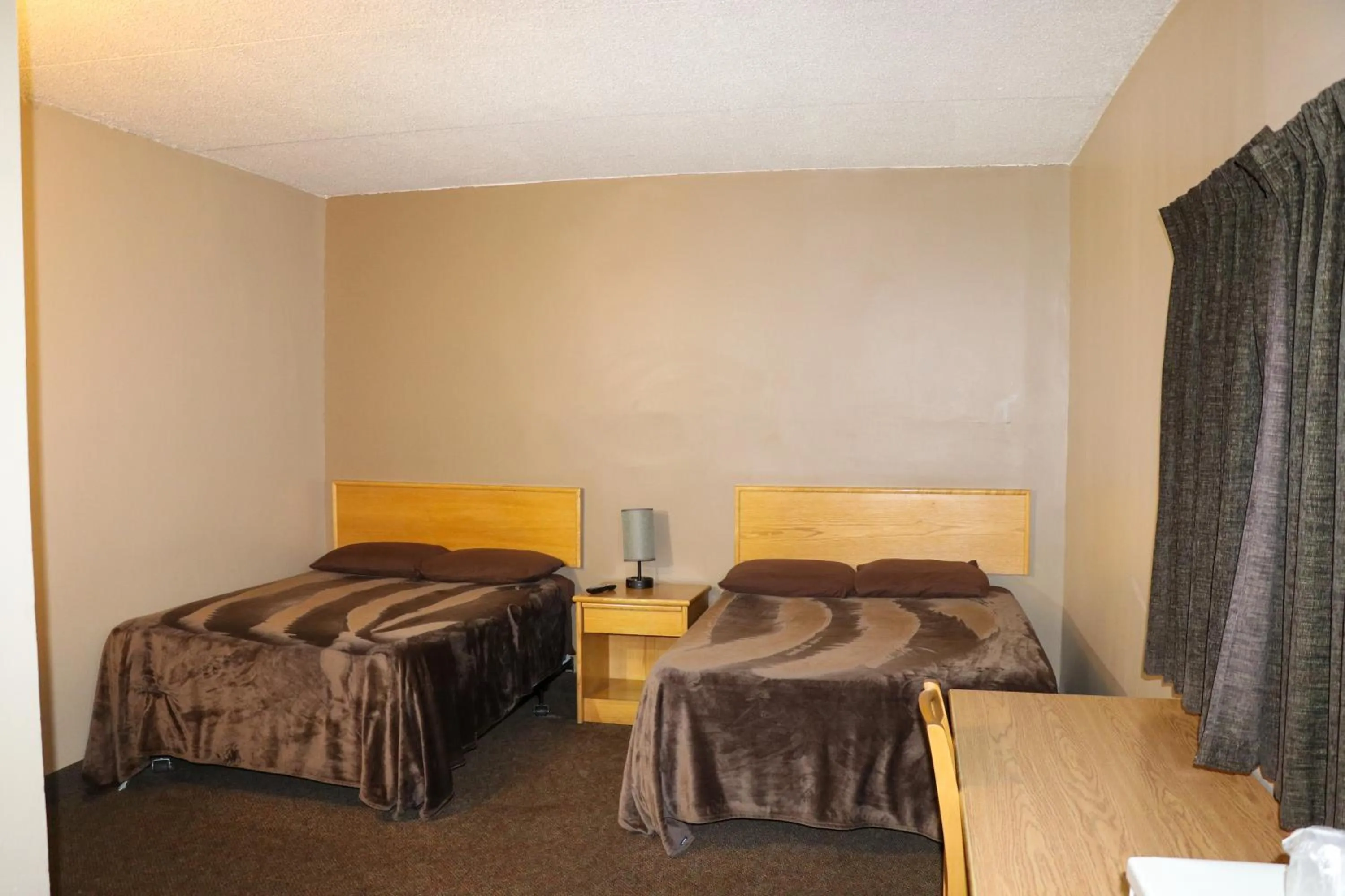 Bed in Nights Inn Motel