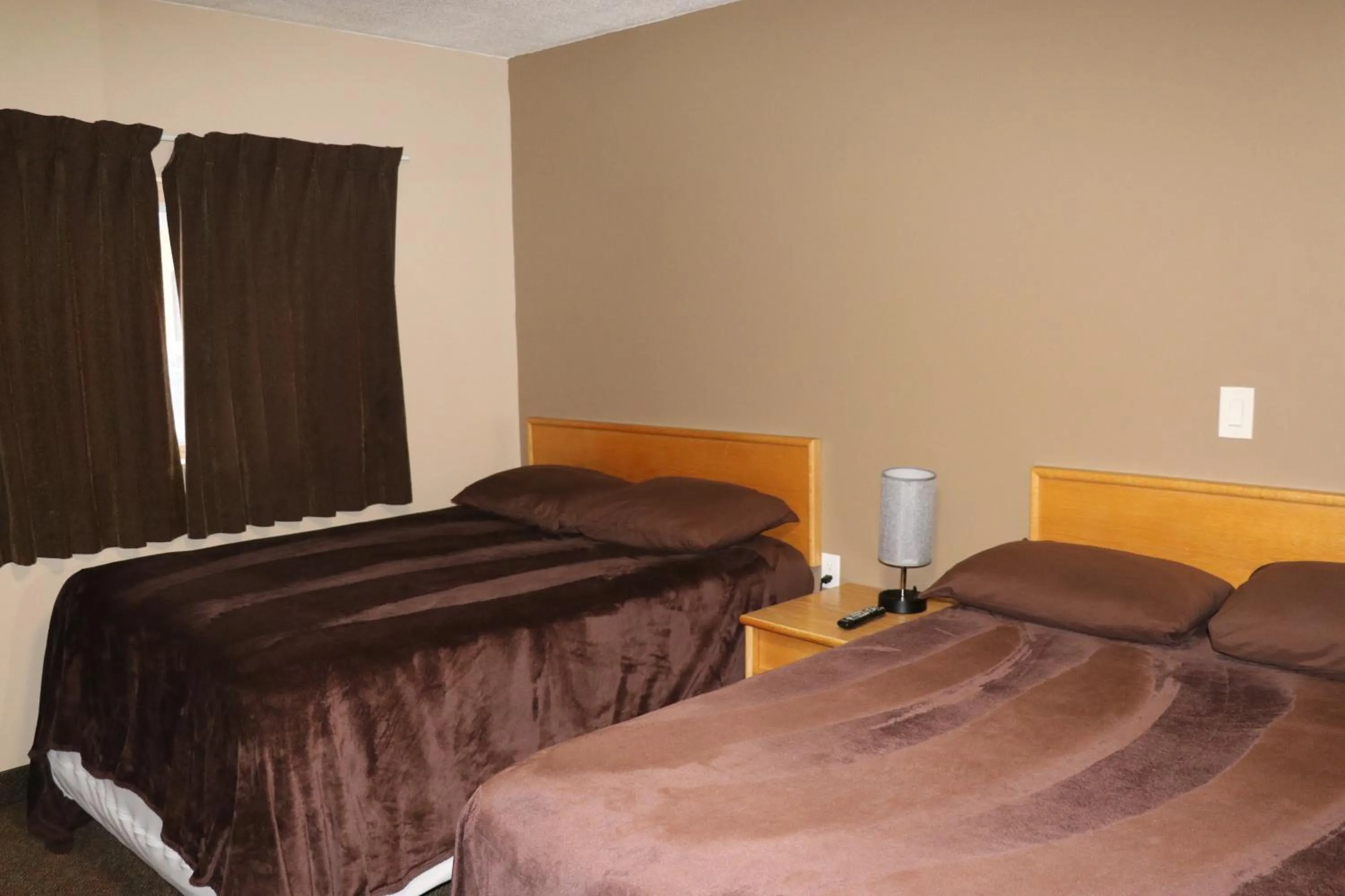 Bed in Nights Inn Motel