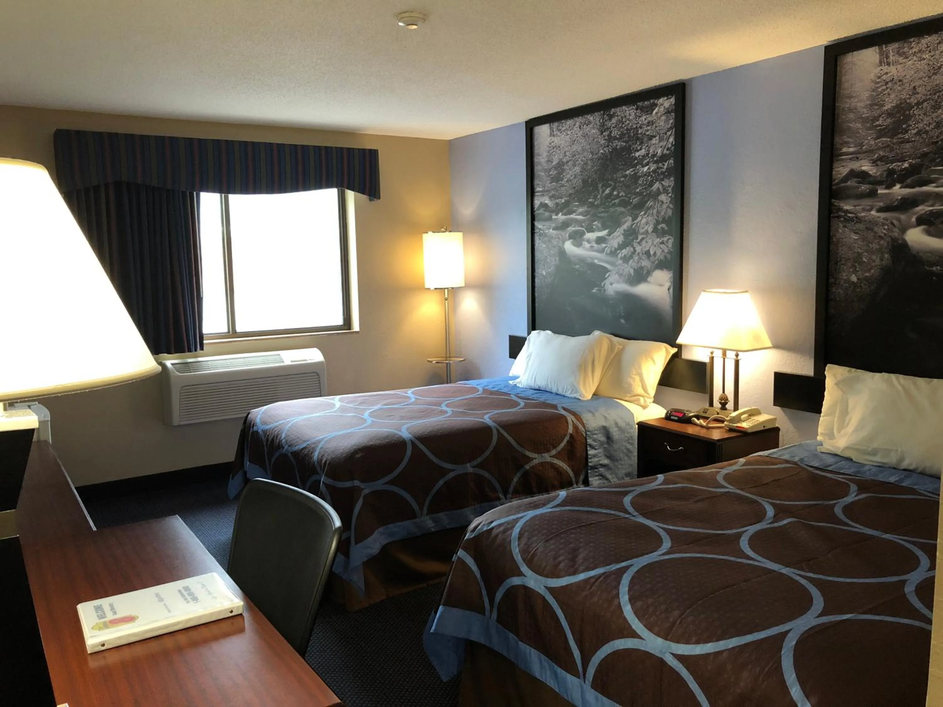 Photo of the whole room in Super 8 by Wyndham Gardner