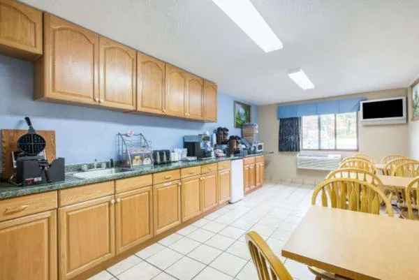 Breakfast, Restaurant/Places to Eat in Super 8 by Wyndham Gardner