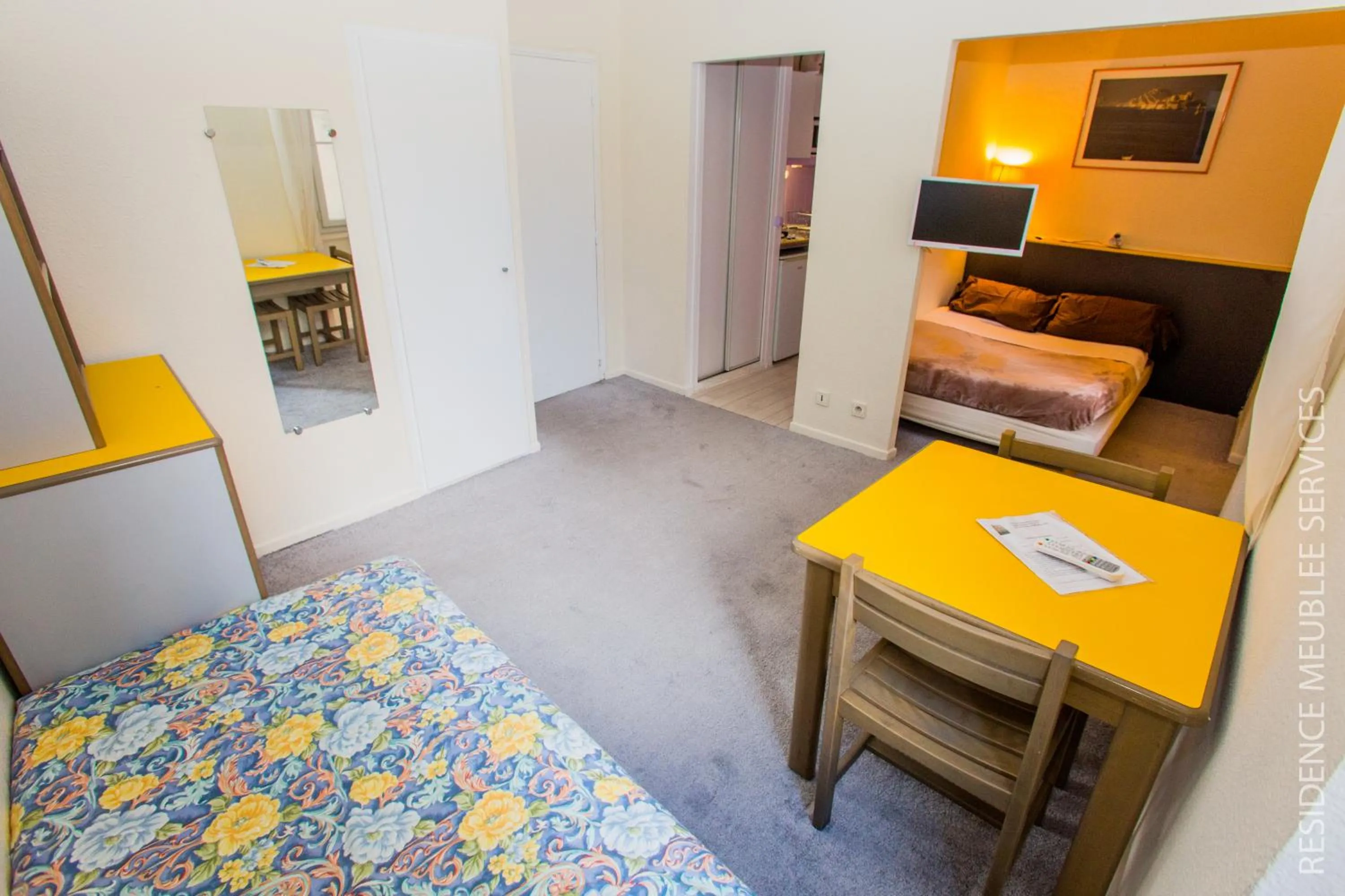 Living room, Bed in Résidence Meublée Services