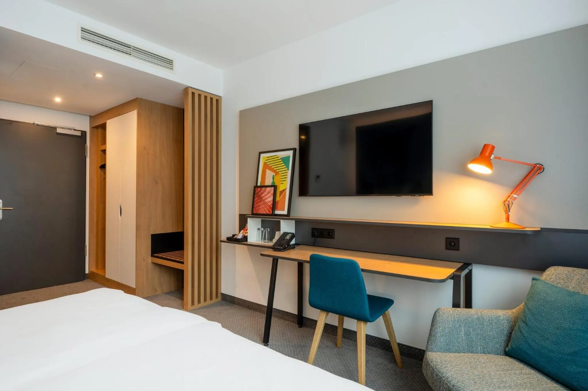 Photo of the whole room, Bed in Holiday Inn Munich - Westpark by IHG