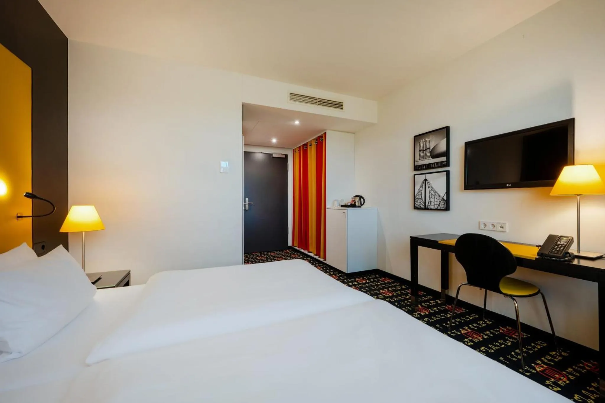 Photo of the whole room, Bed in Holiday Inn Munich - Westpark by IHG