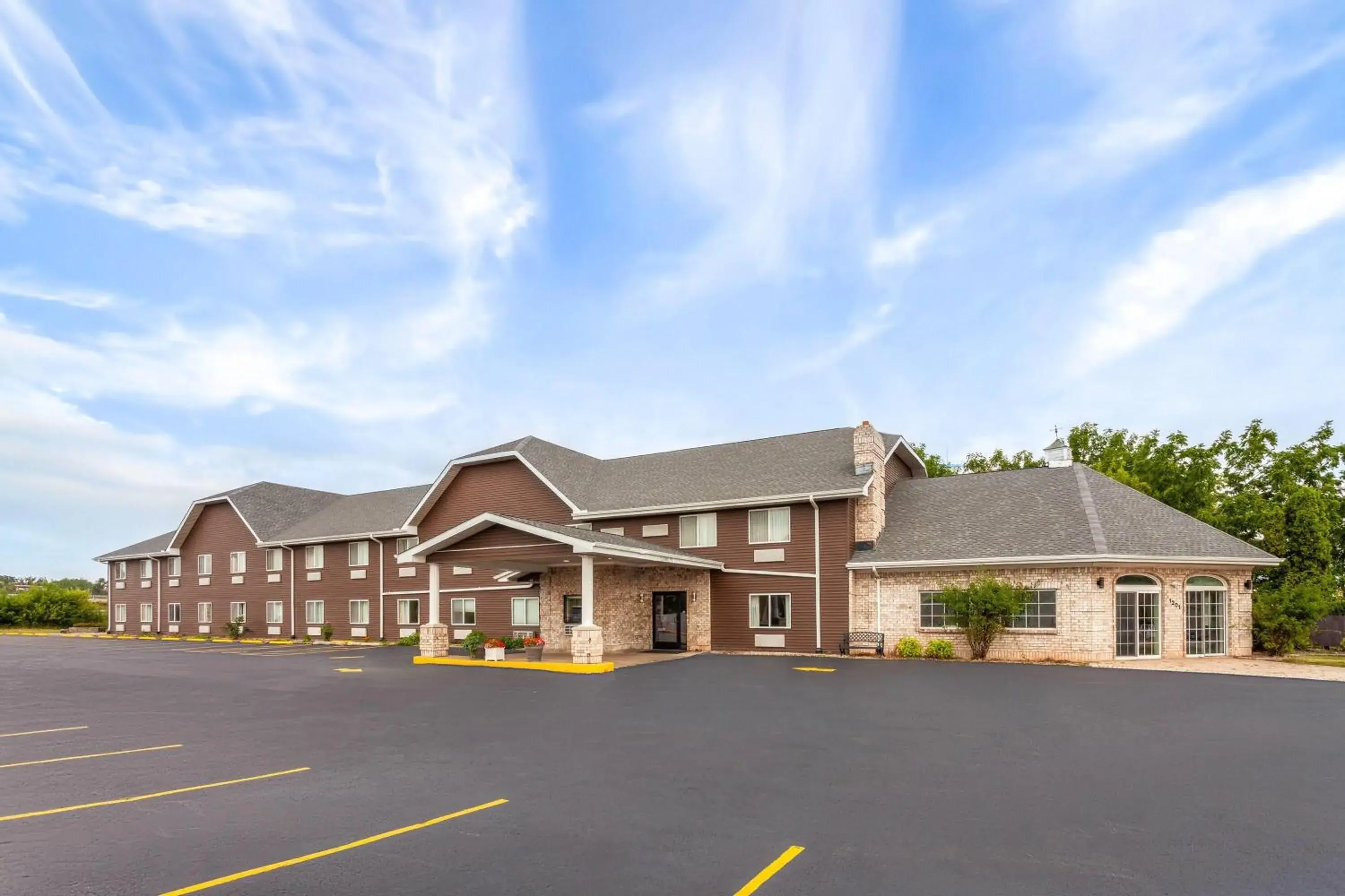 Property building in Days Inn & Suites by Wyndham Kaukauna WI Property building in Days Inn & Suites by Wyndham Kaukauna WI