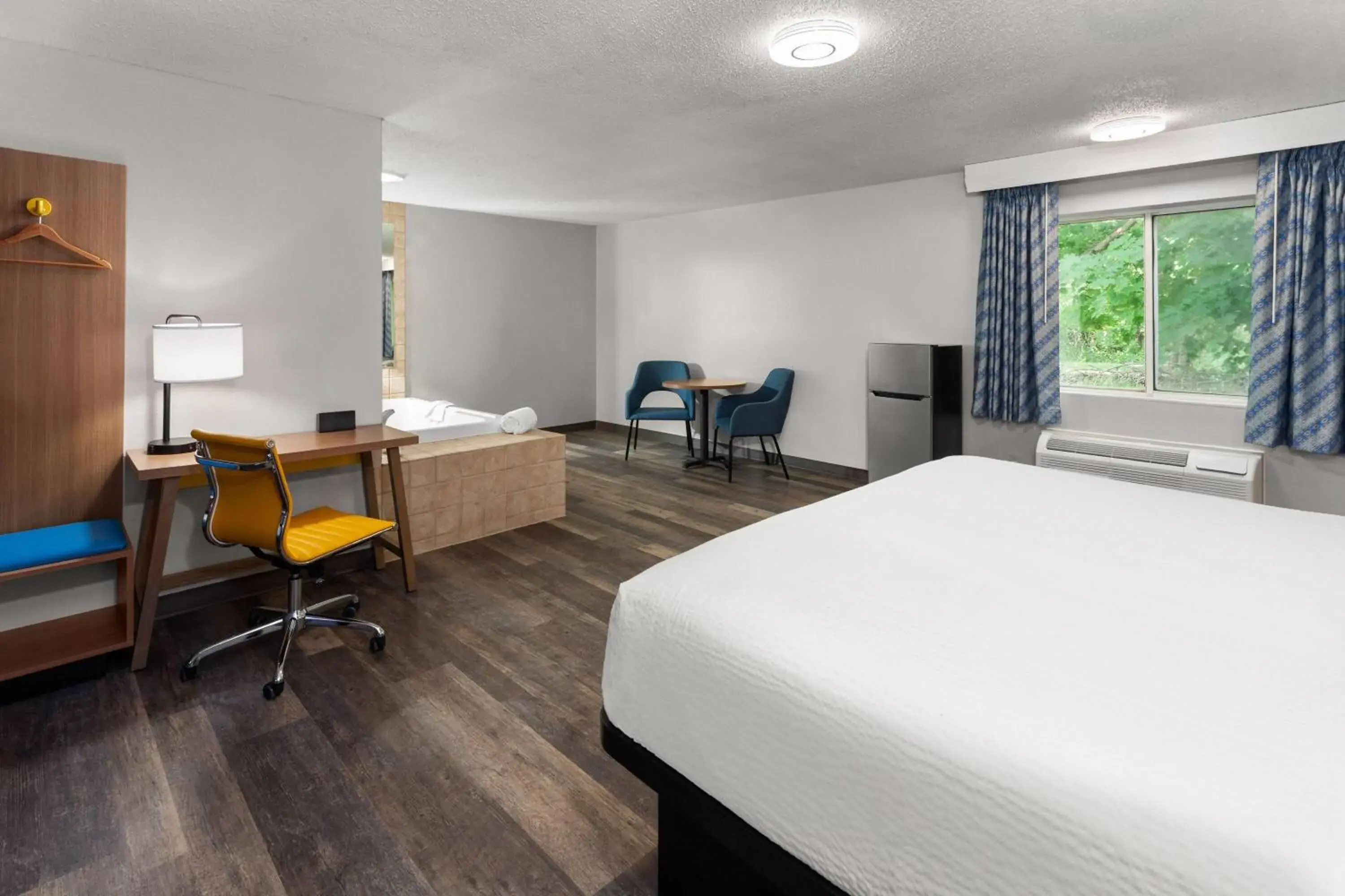 Bath, Bed in Days Inn & Suites by Wyndham Kaukauna WI Bath, Bed in Days Inn & Suites by Wyndham Kaukauna WI