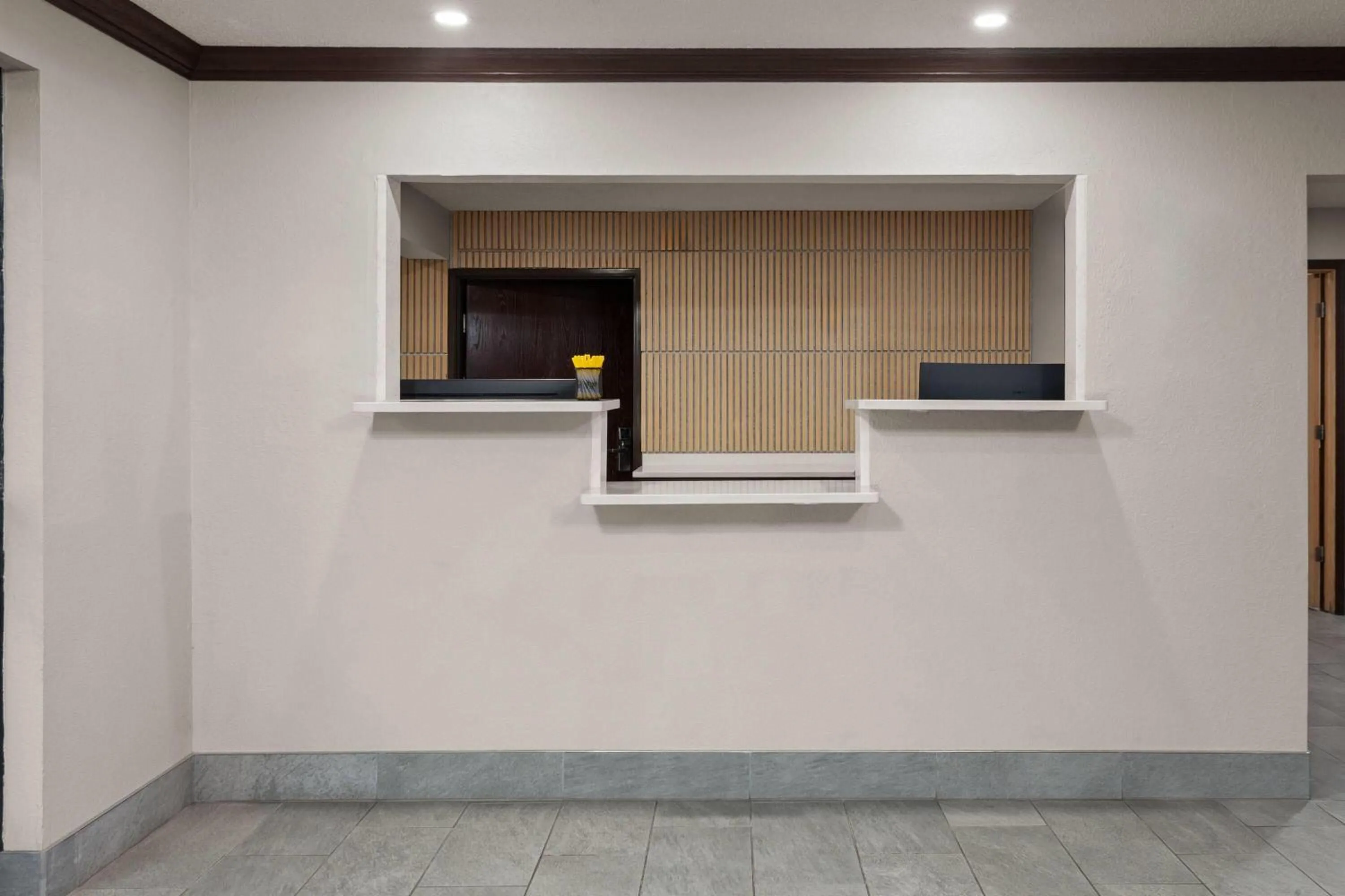 Lobby or reception in Days Inn & Suites by Wyndham Kaukauna WI