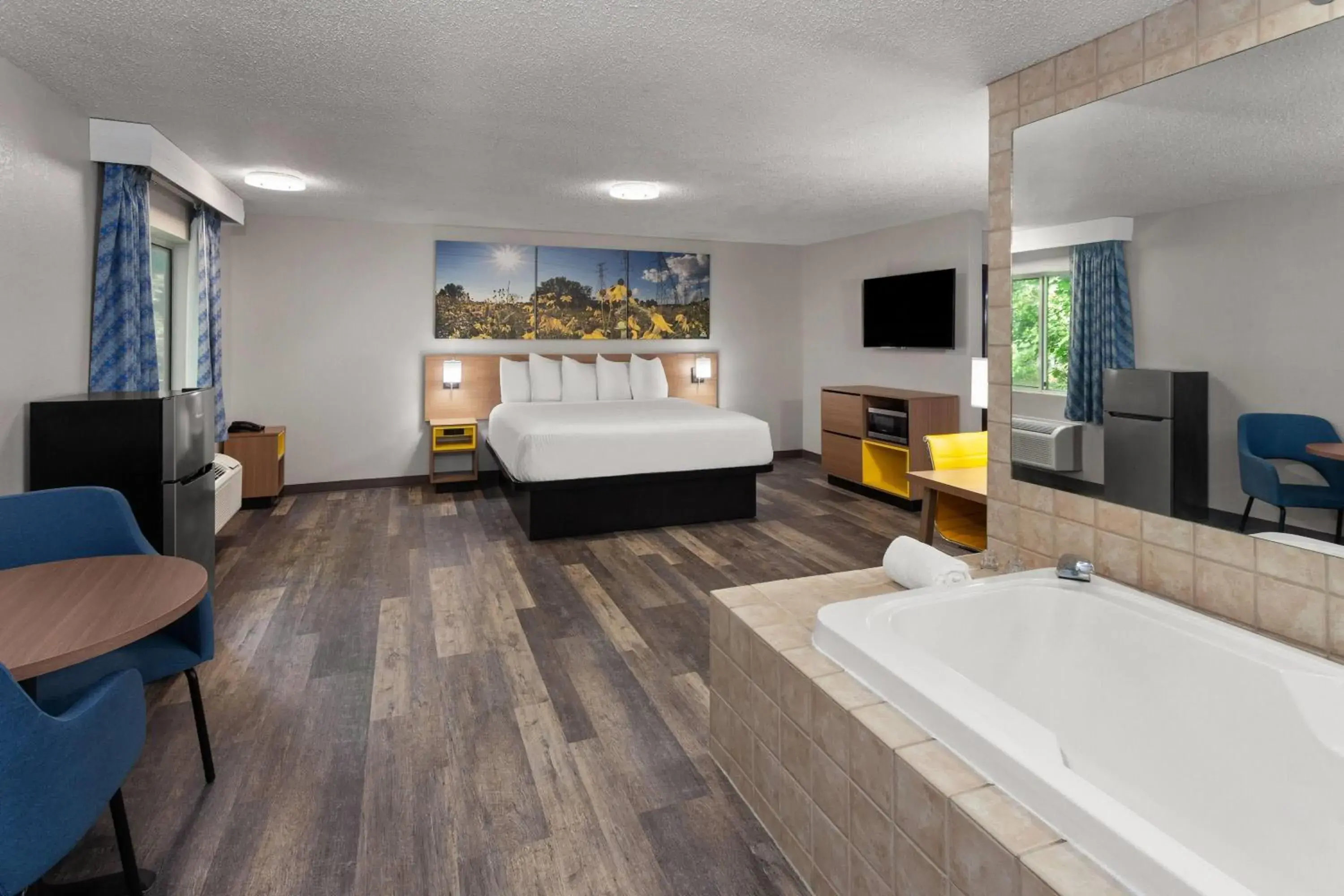 Bath, Bed in Days Inn & Suites by Wyndham Kaukauna WI Bath, Bed in Days Inn & Suites by Wyndham Kaukauna WI