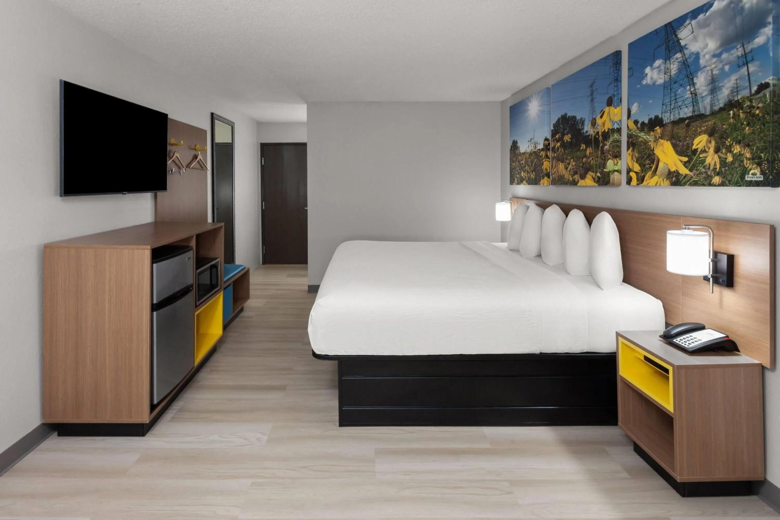 Photo of the whole room, Bed in Days Inn & Suites by Wyndham Kaukauna WI