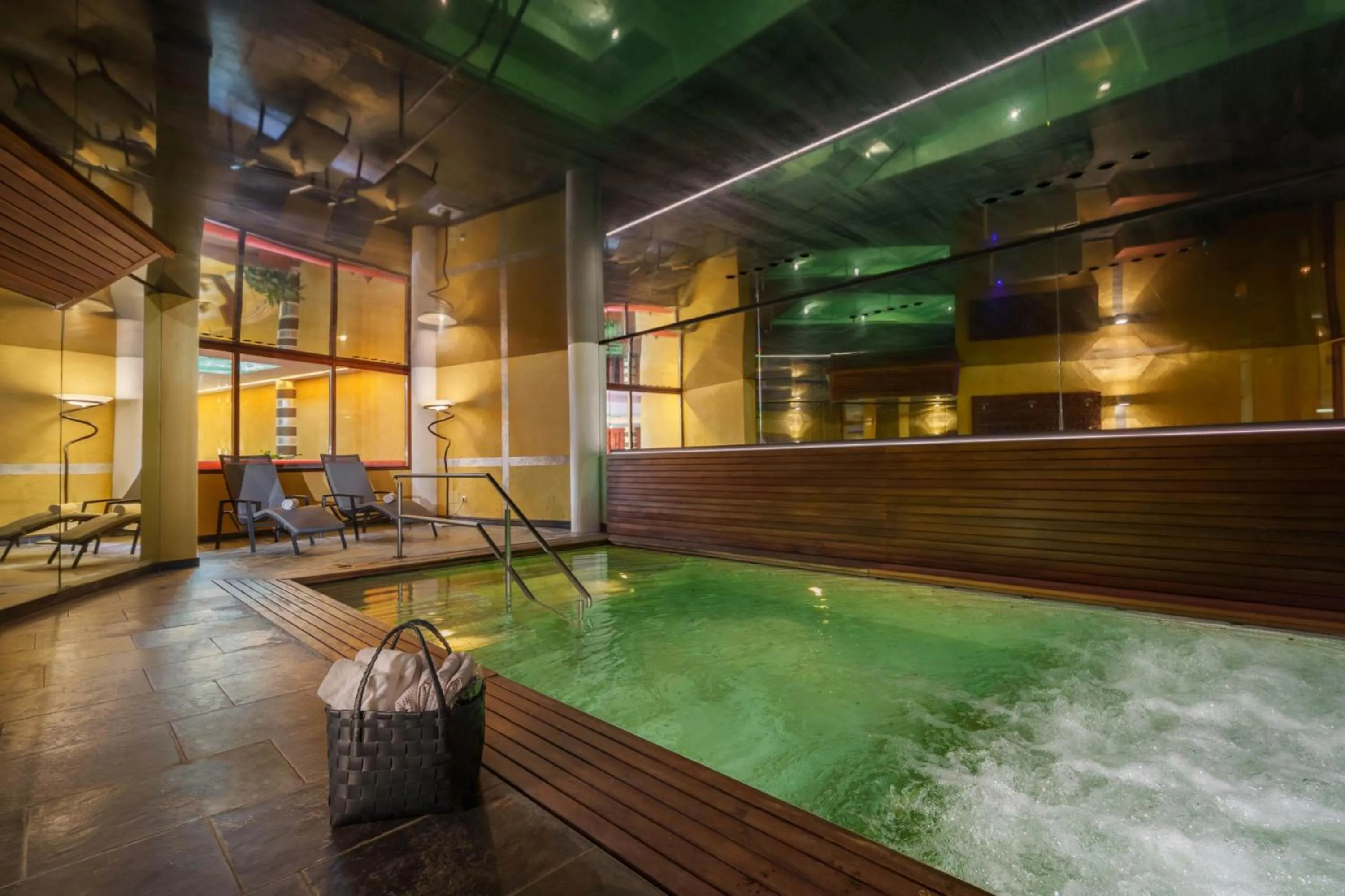 Hot Tub in Hotel Vier Jahreszeiten