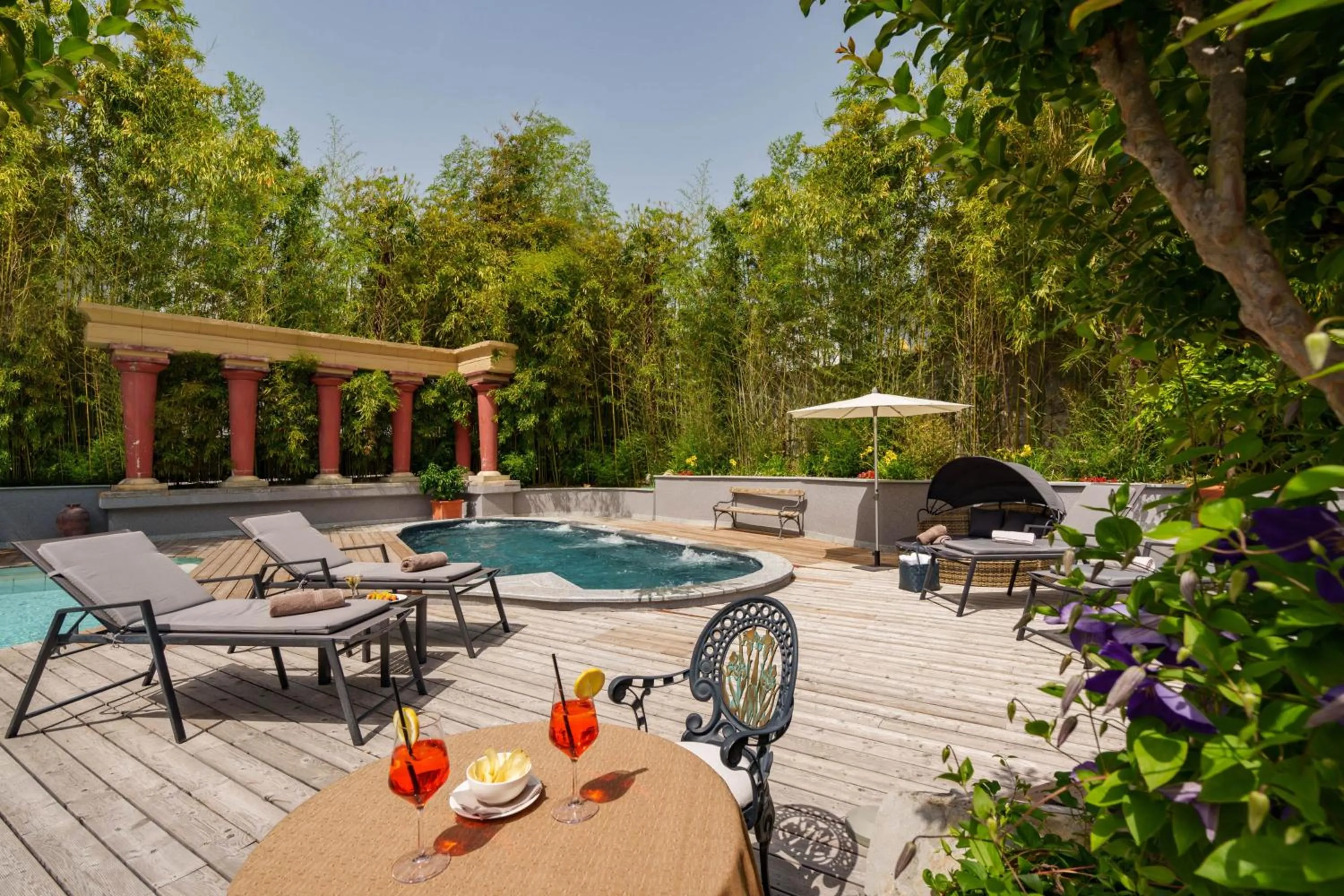 Swimming pool in Hotel Vier Jahreszeiten