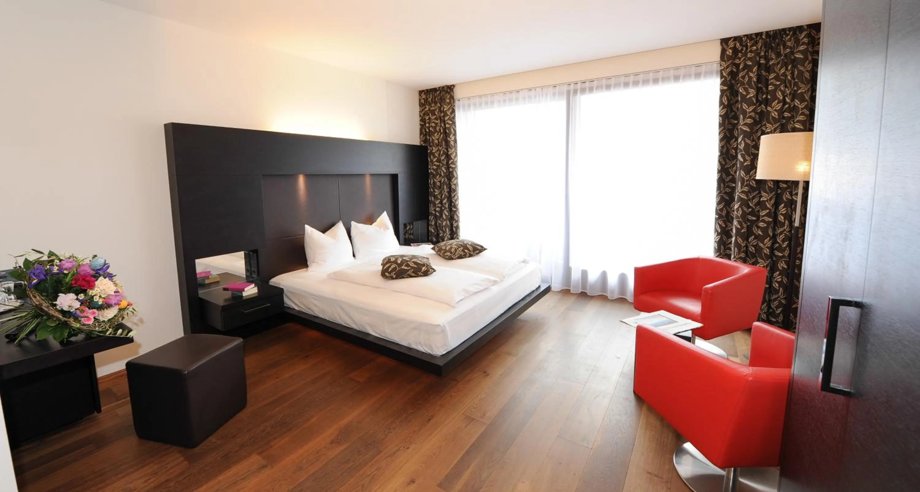 Photo of the whole room, Bed in Hotel Vier Jahreszeiten