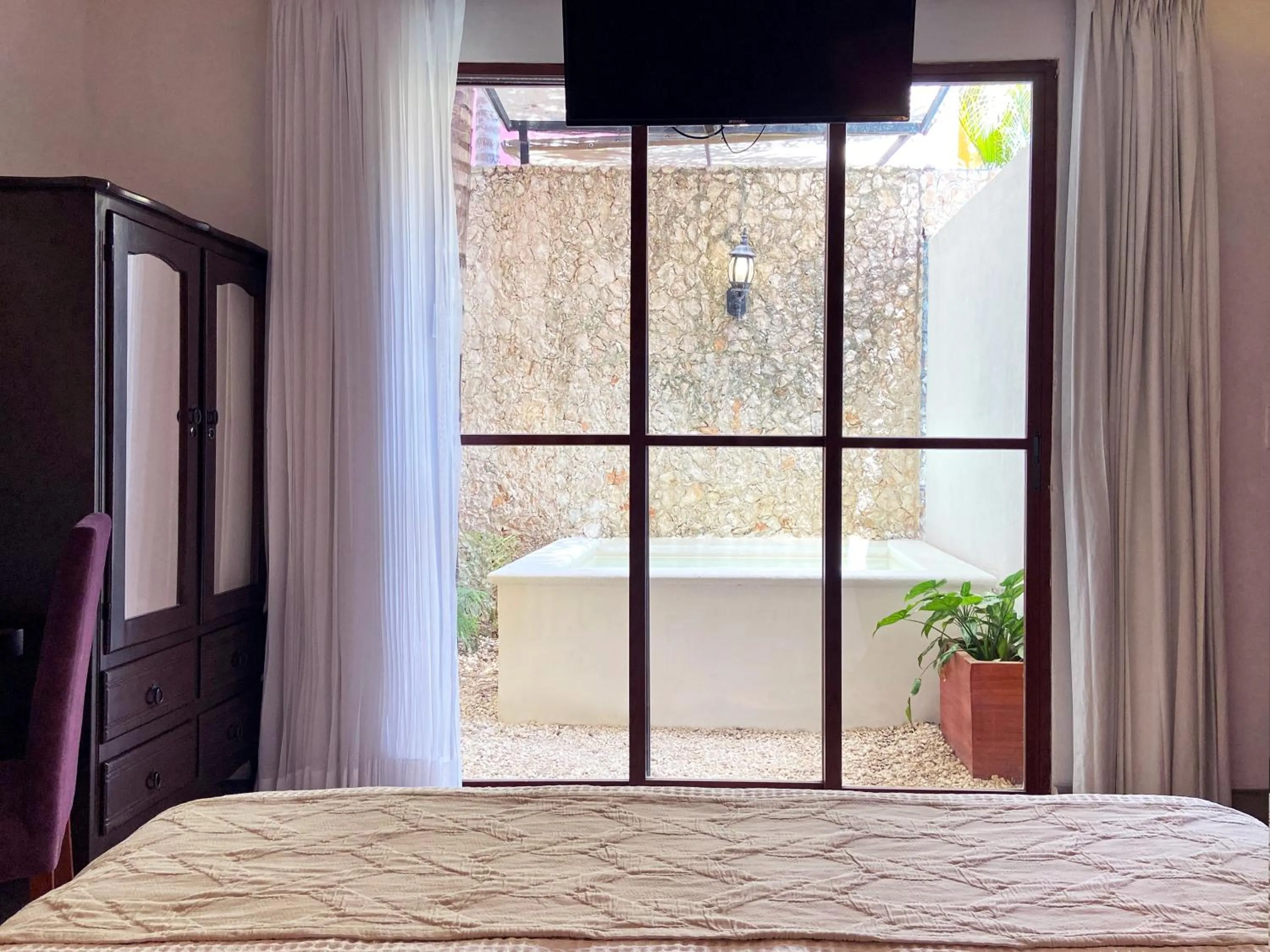 Pool view, Bed in Art 57 Hotel - Adults Only