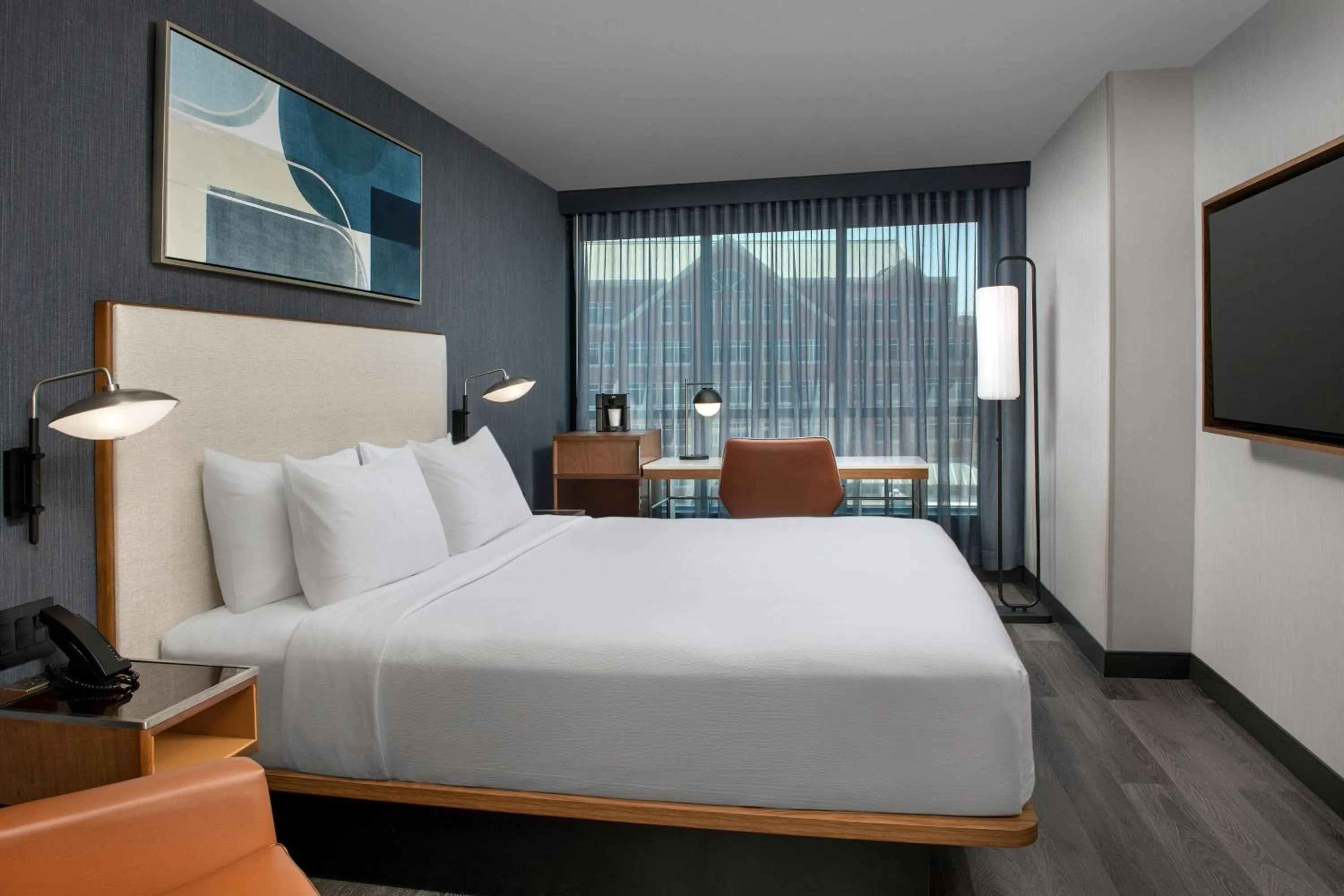 Photo of the whole room, Bed in Courtyard by Marriott Washington, DC Dupont Circle