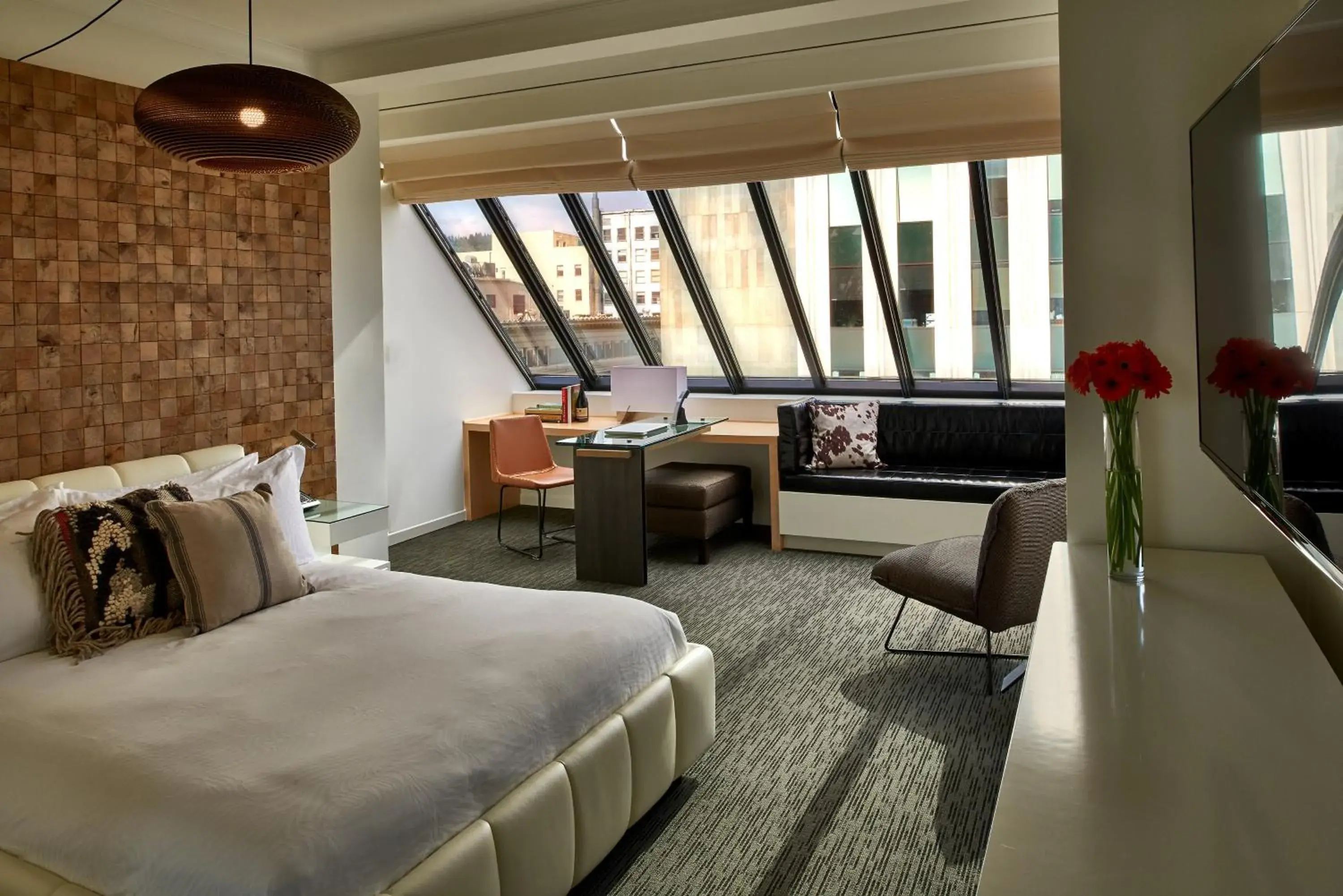 Premium Queen Room with Sky View in Kimpton Hotel Vintage Portland by IHG Premium Queen Room with Sky View in Kimpton Hotel Vintage Portland by IHG