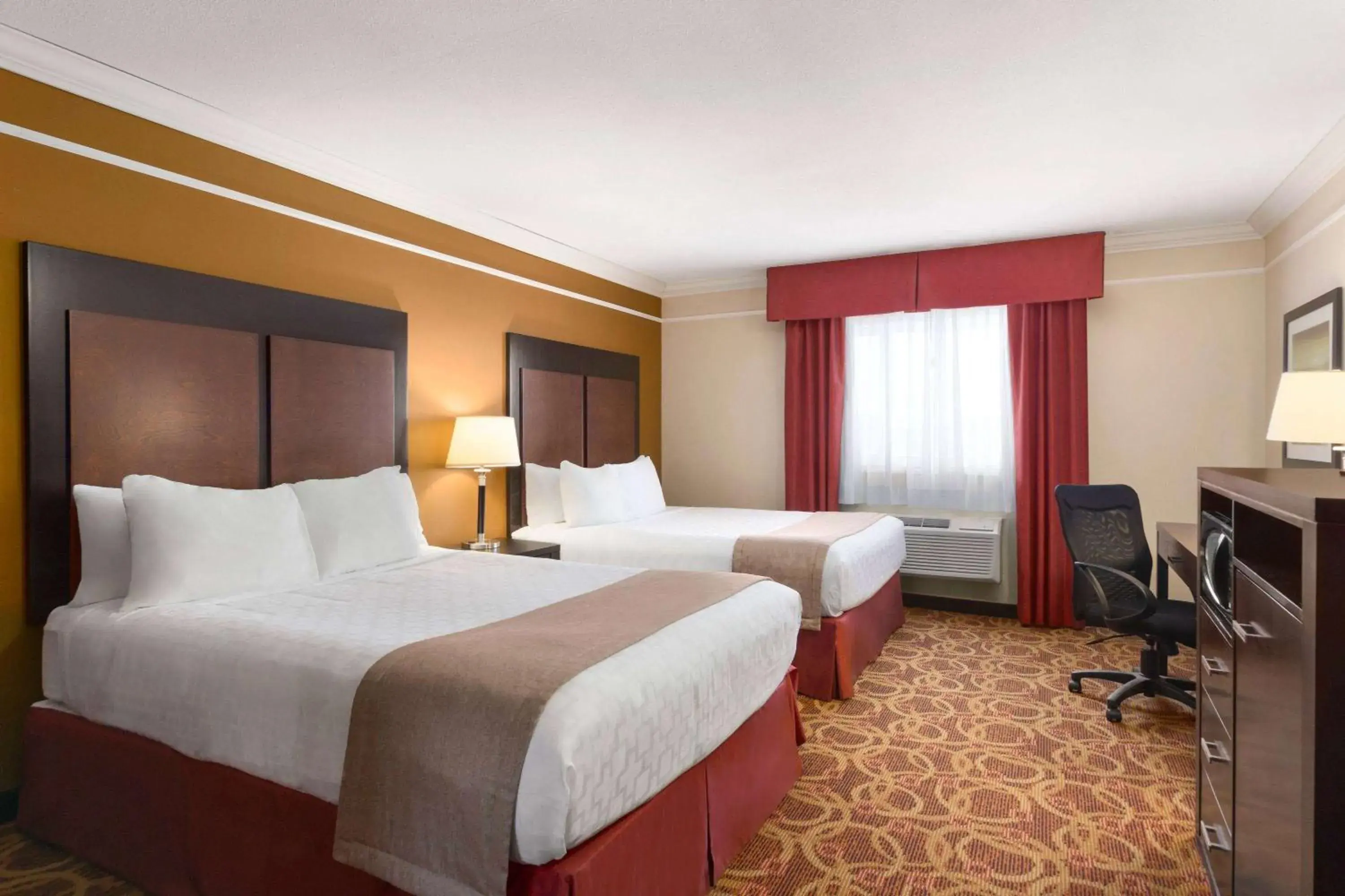 Photo of the whole room, Bed in Travelodge by Wyndham Meadow Lake Photo of the whole room, Bed in Travelodge by Wyndham Meadow Lake