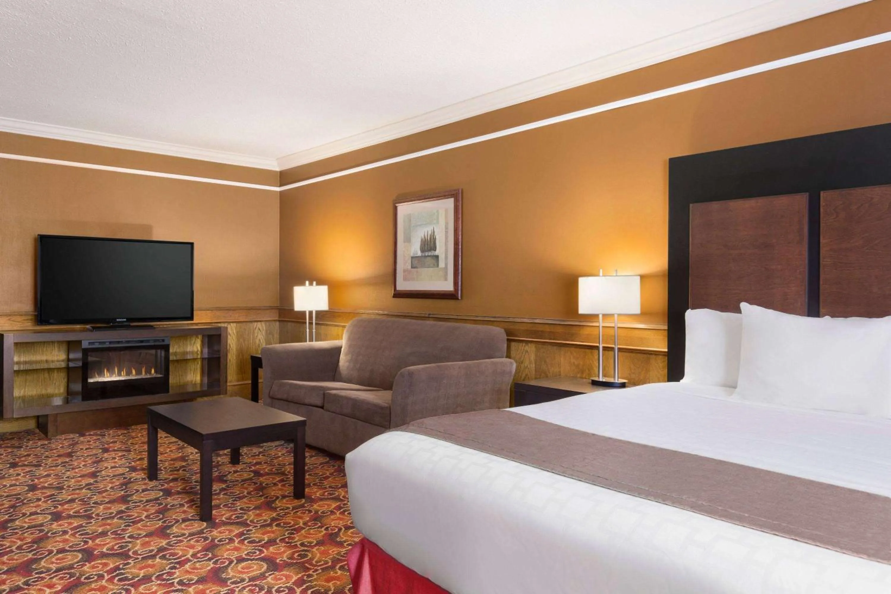 Photo of the whole room, Bed in Travelodge by Wyndham Meadow Lake