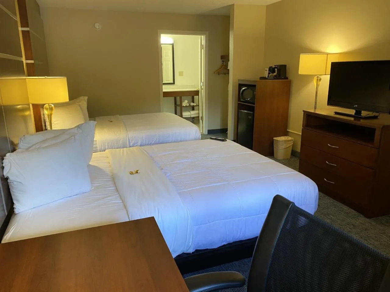 Bedroom, Bed in Cherokee Grand Hotel