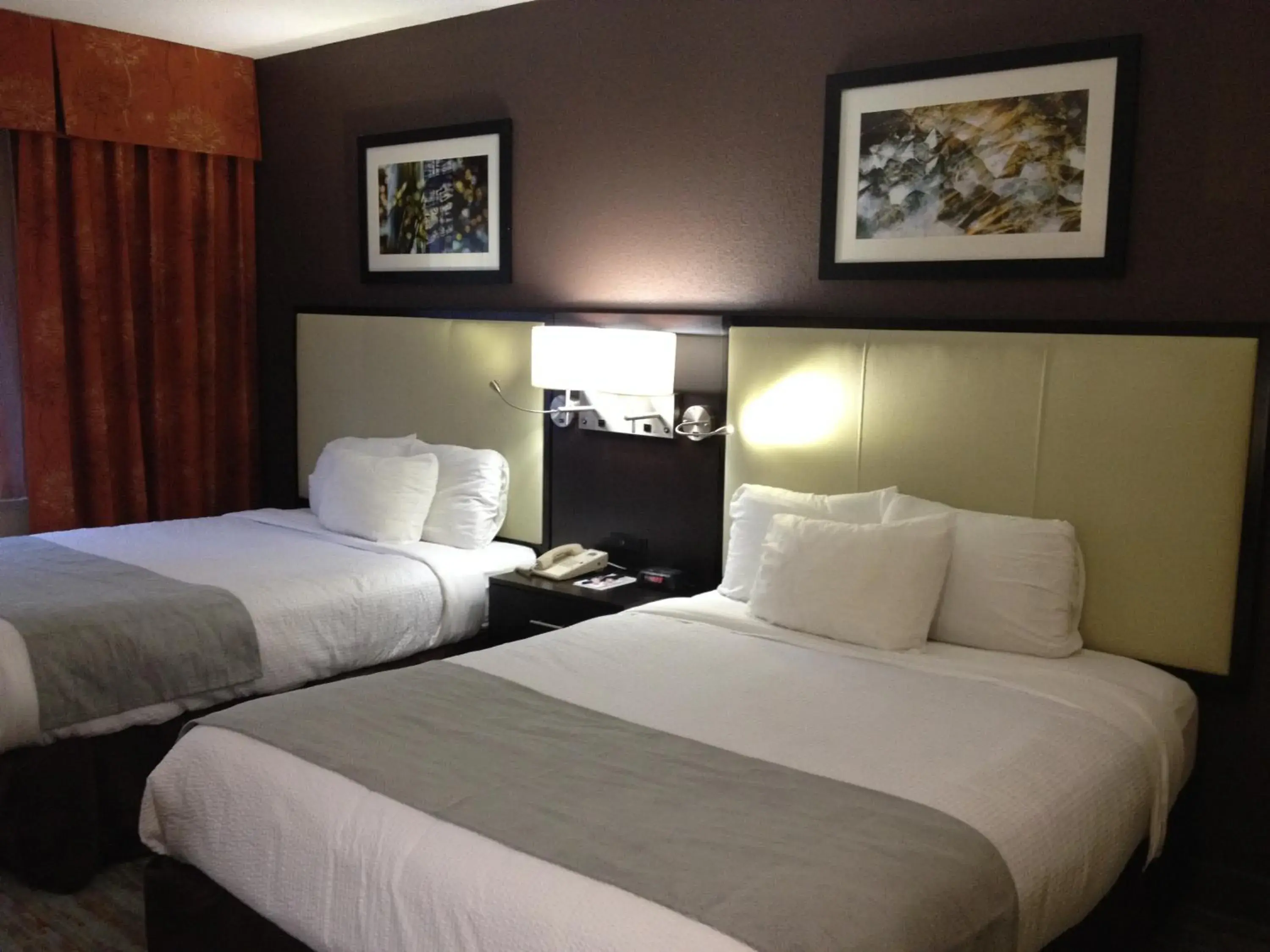 Deluxe Queen Room with Two Queen Beds in Cherokee Grand Hotel Deluxe Queen Room with Two Queen Beds in Cherokee Grand Hotel