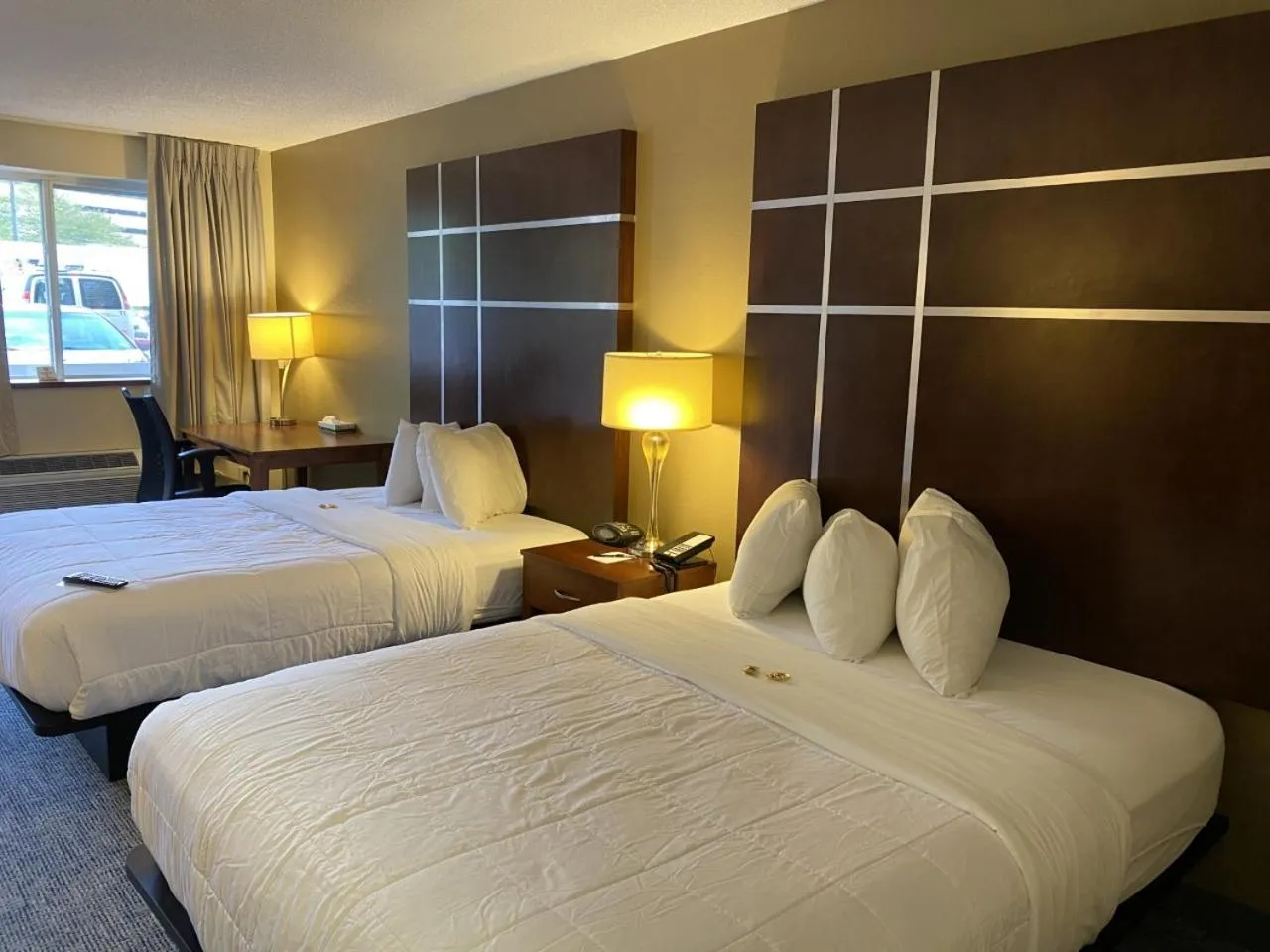 Bedroom, Bed in Cherokee Grand Hotel