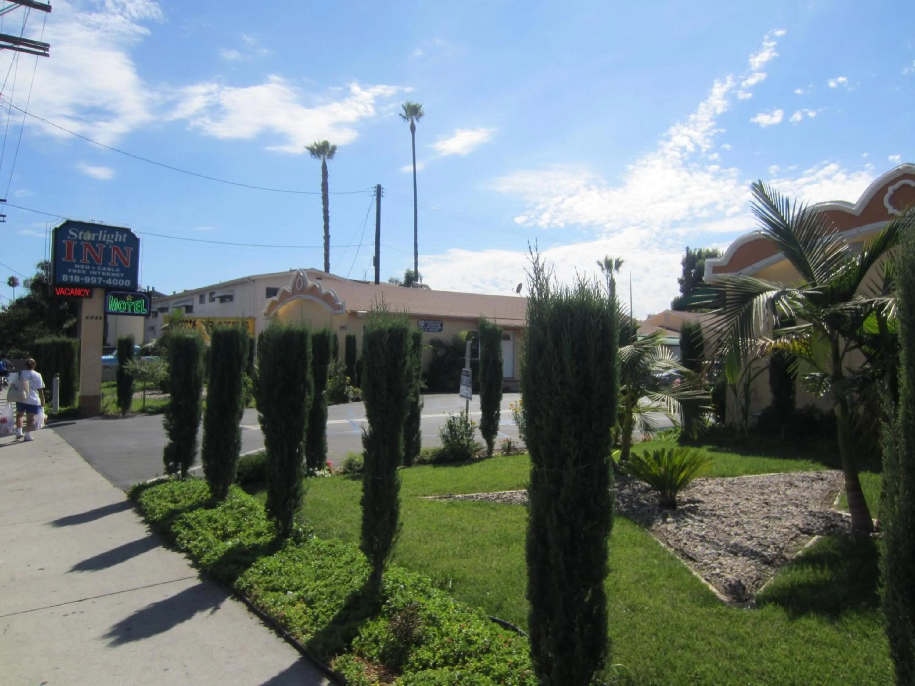 Facade/entrance in Starlight Inn Van Nuys