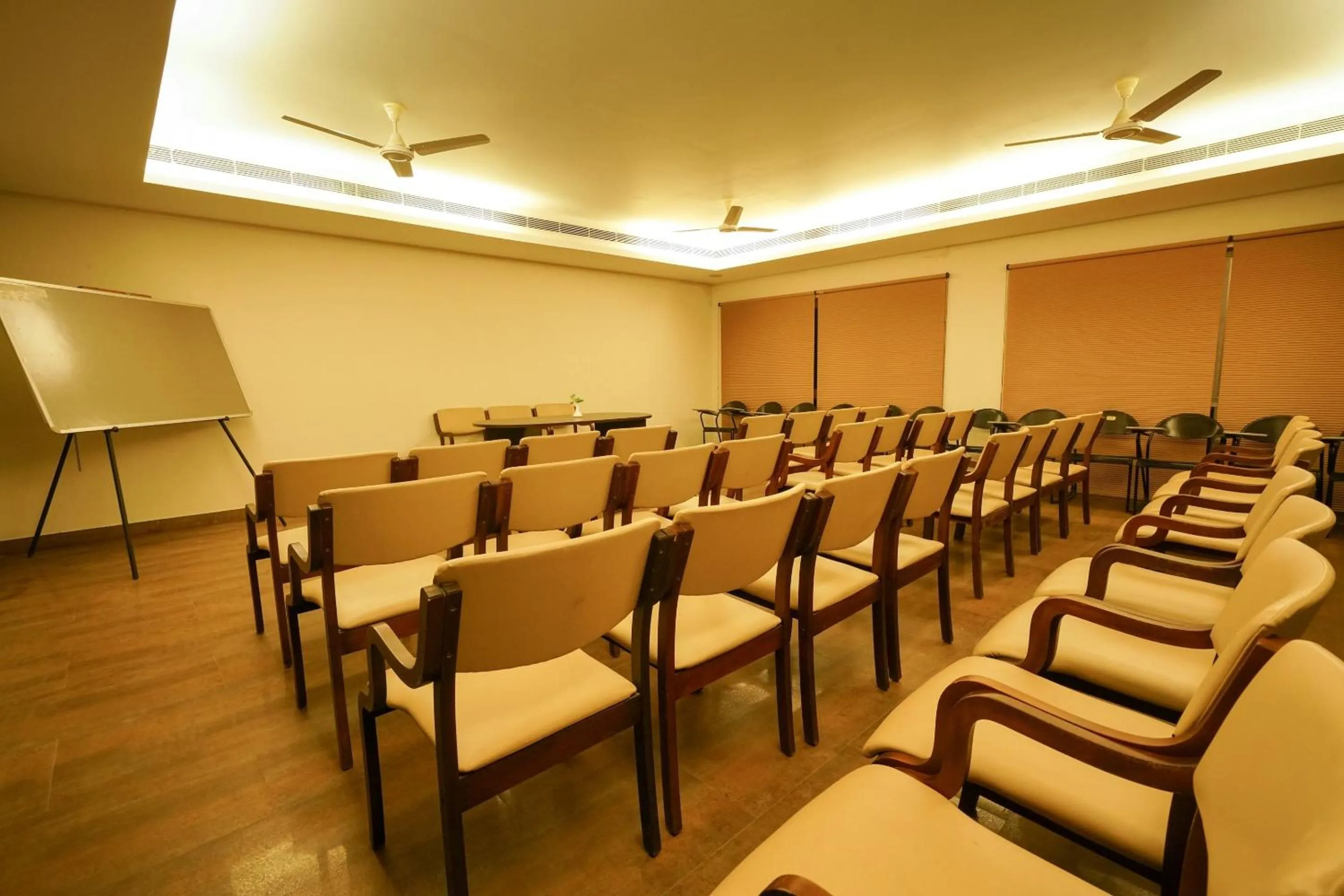 Business facilities in Super Townhouse Mookkannoor Tourist Home