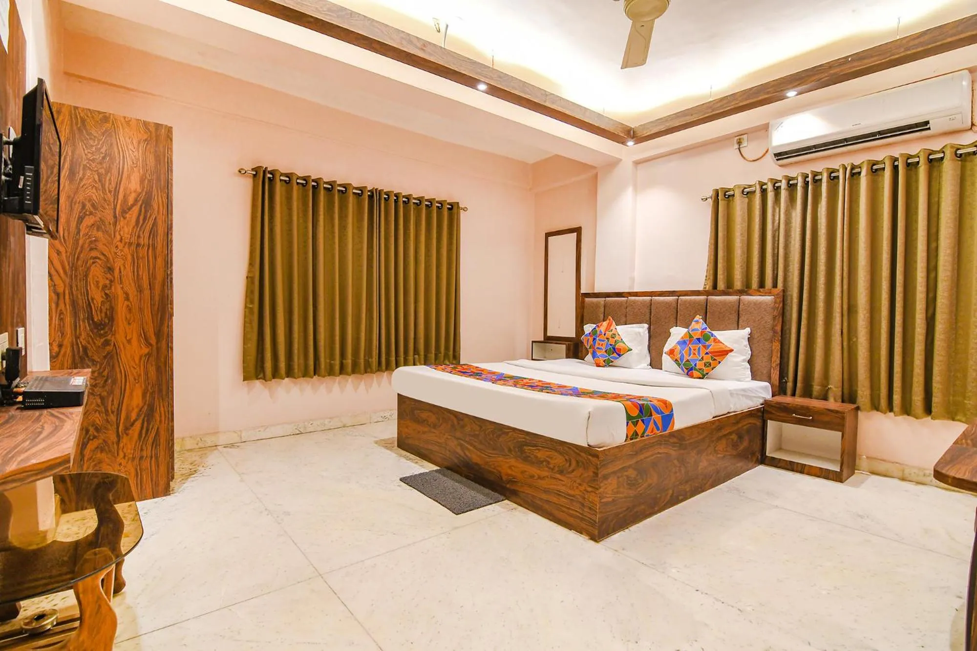 Bed in FabHotel The Golden Orchid