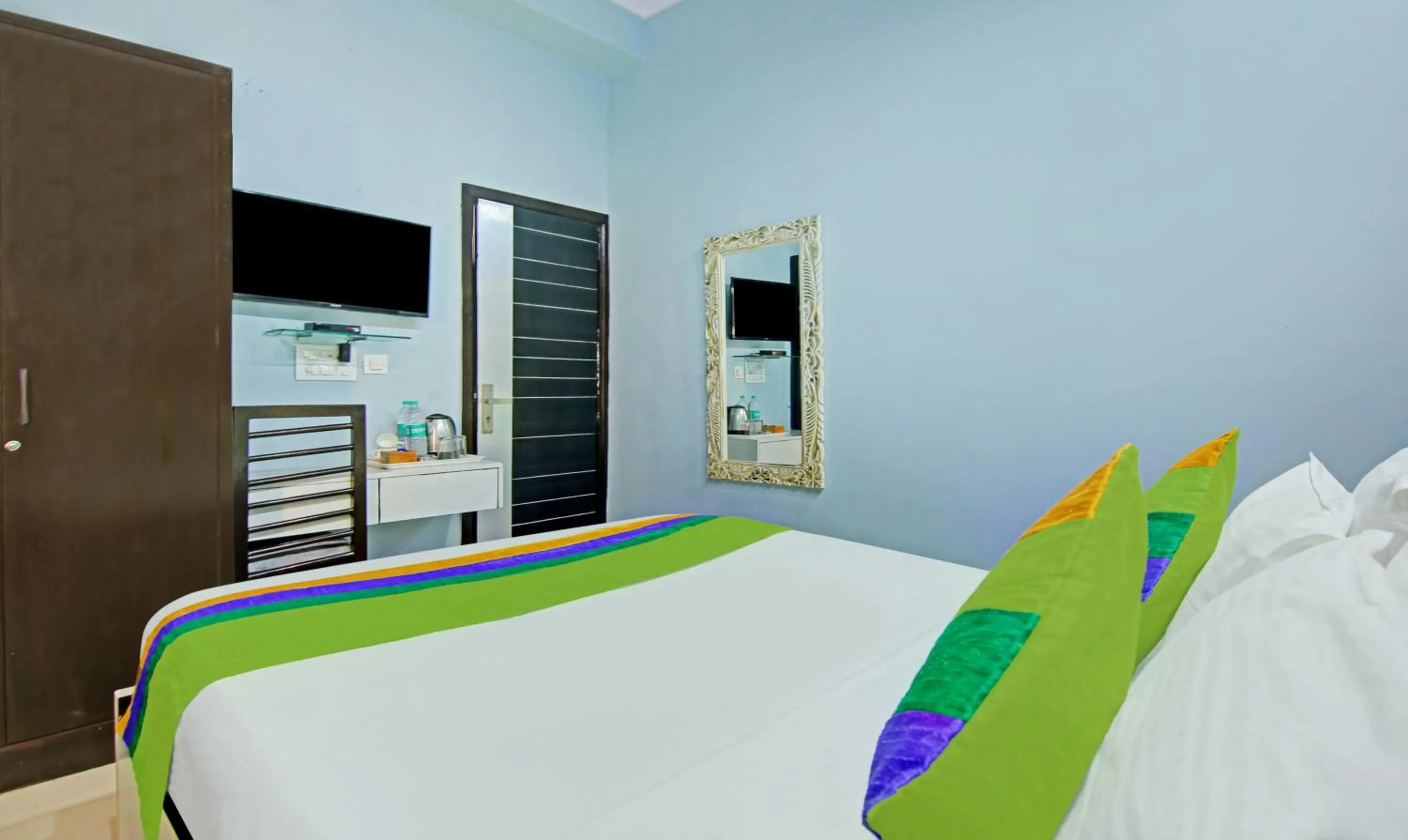 Bedroom, Bed in Itsy Hotels Golden Vista