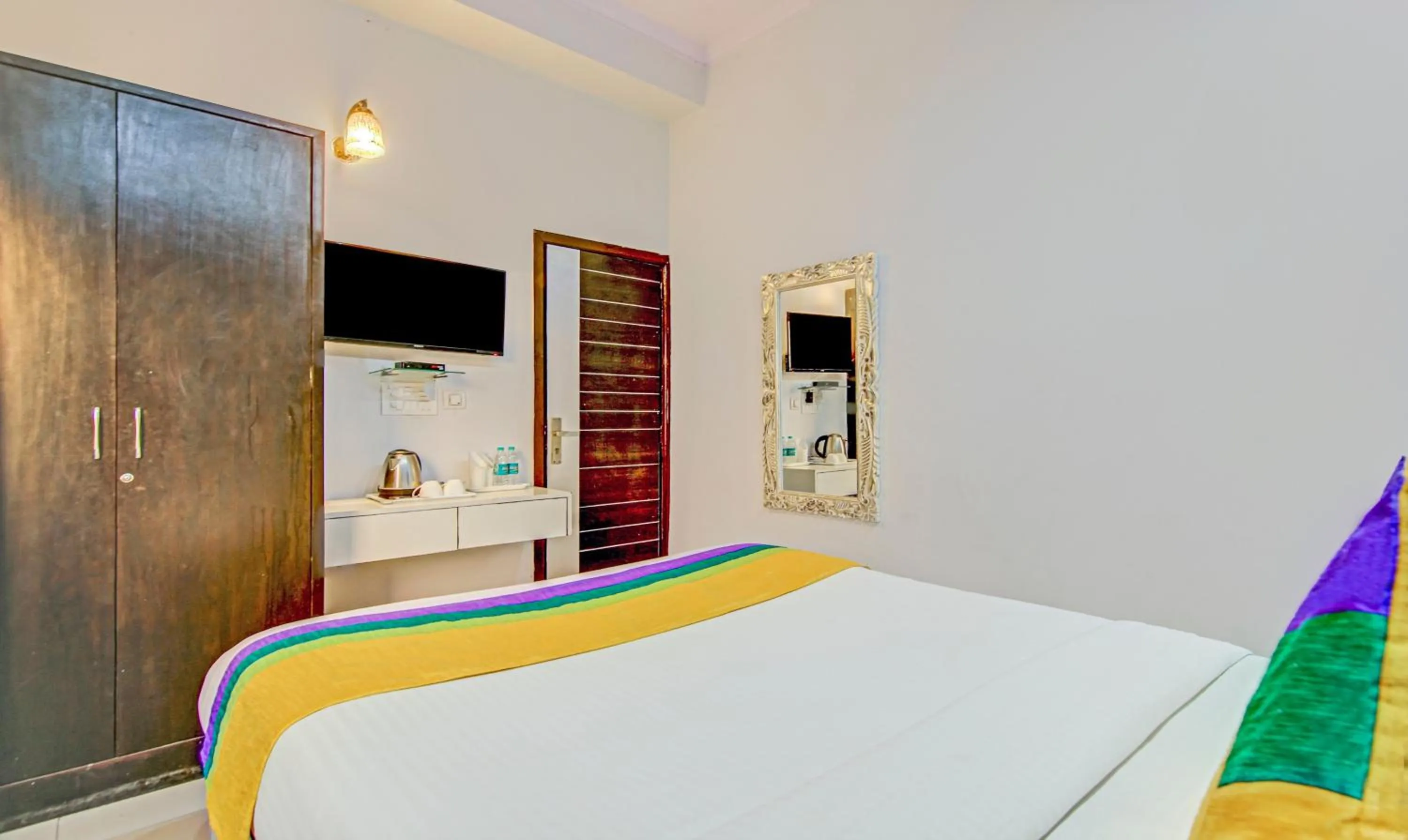 Bedroom, Bed in Itsy Hotels Golden Vista