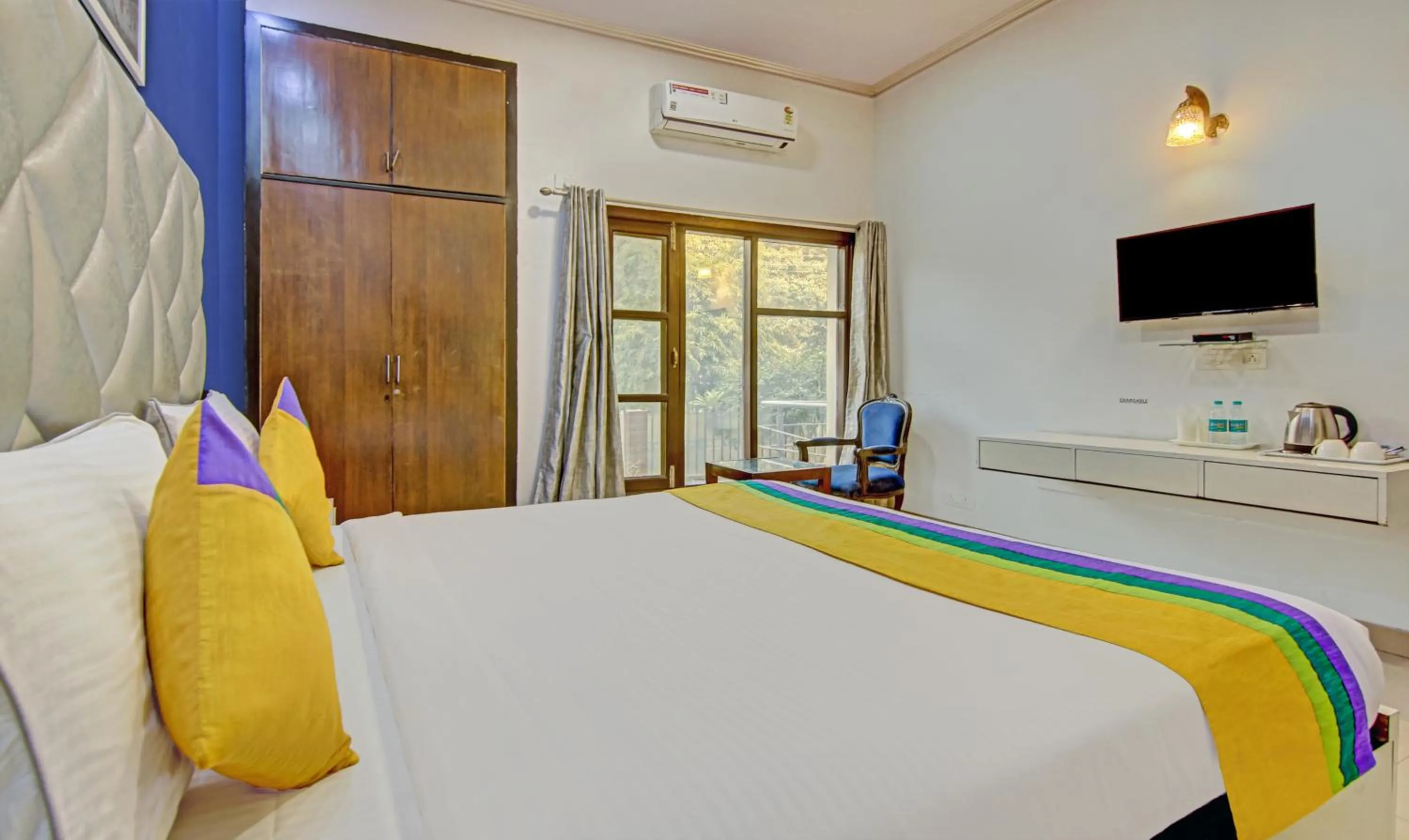Bedroom, Bed in Itsy Hotels Golden Vista