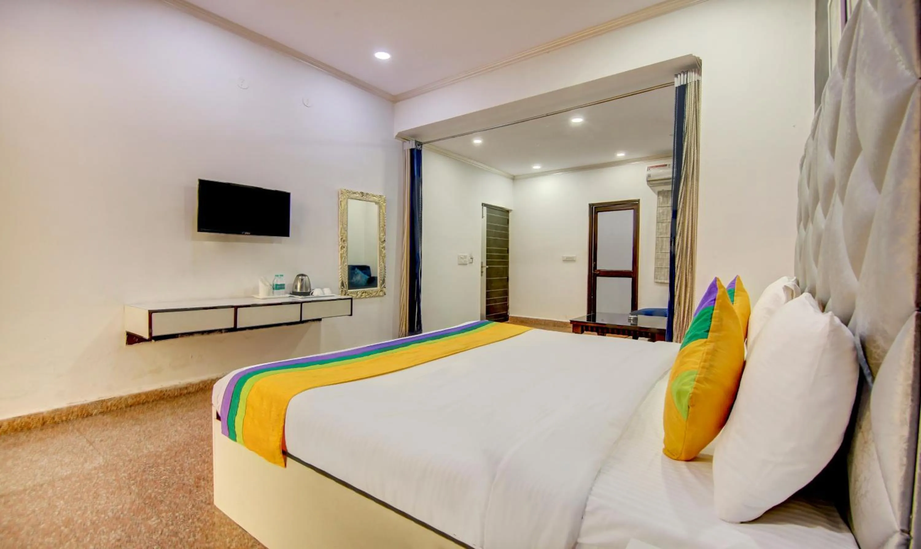 Bedroom, Bed in Itsy Hotels Golden Vista