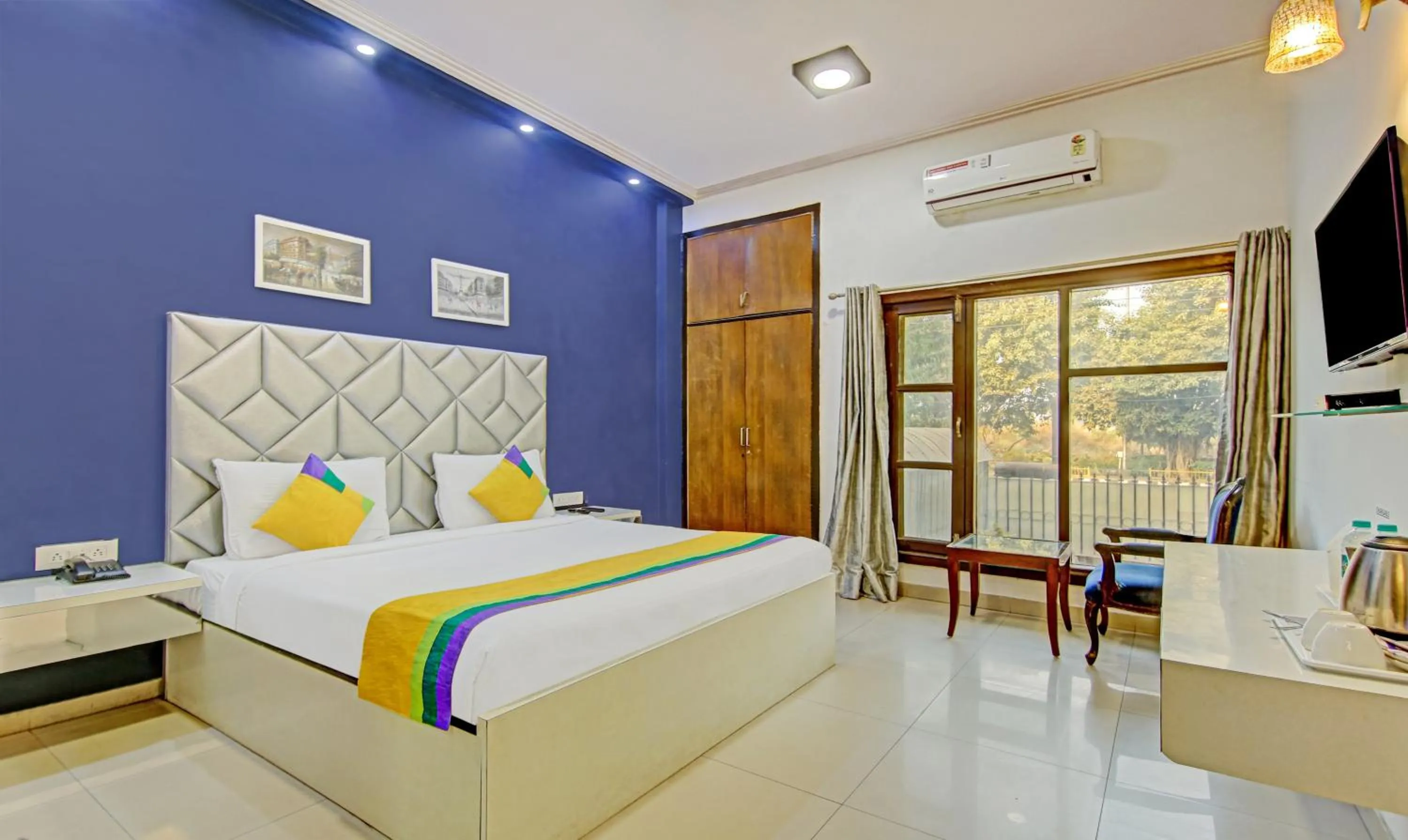 Bedroom, Bed in Itsy Hotels Golden Vista