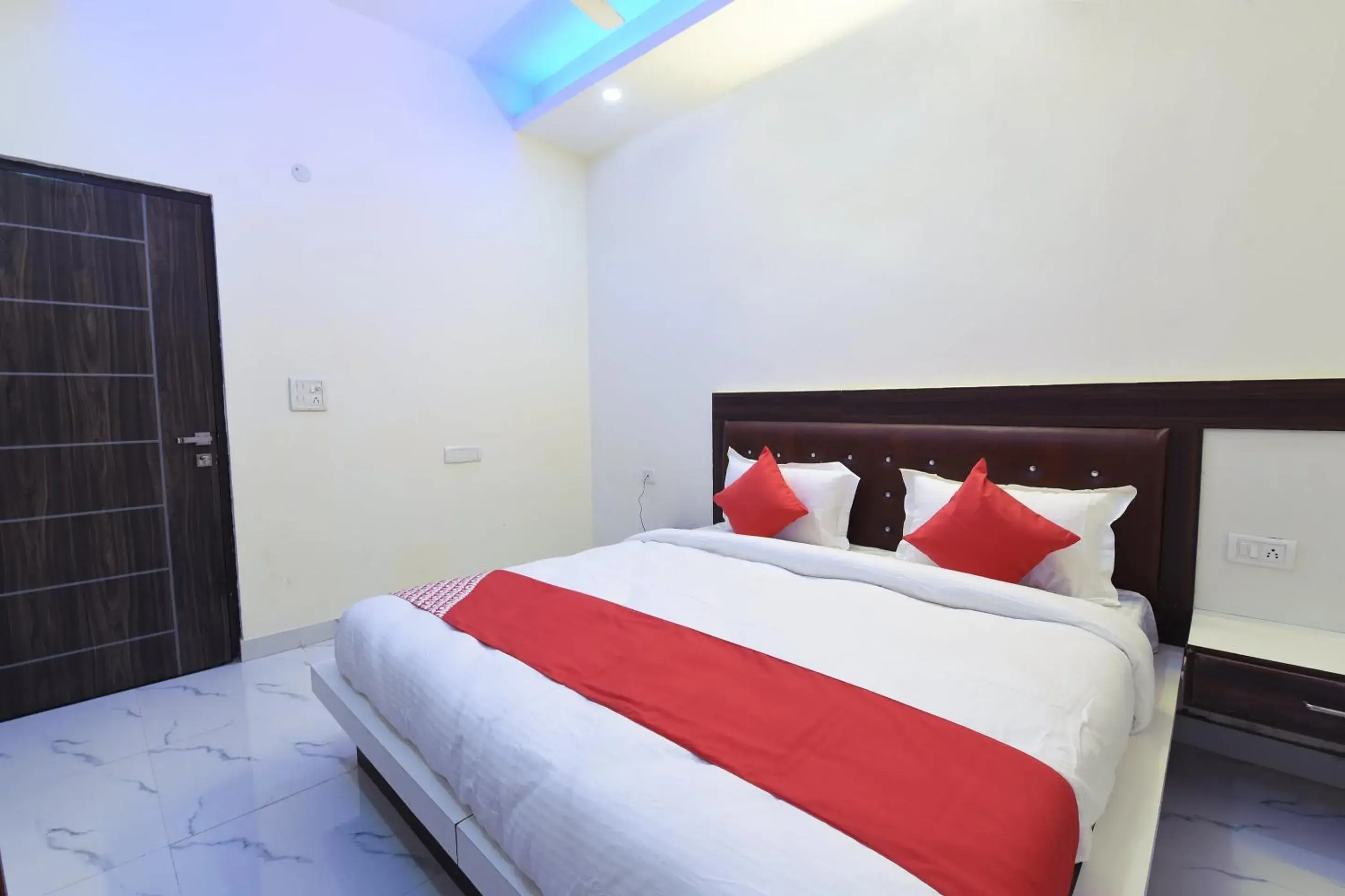 Bedroom, Bed in OYO The Signature Hotel Near Iskcon Temple Noida