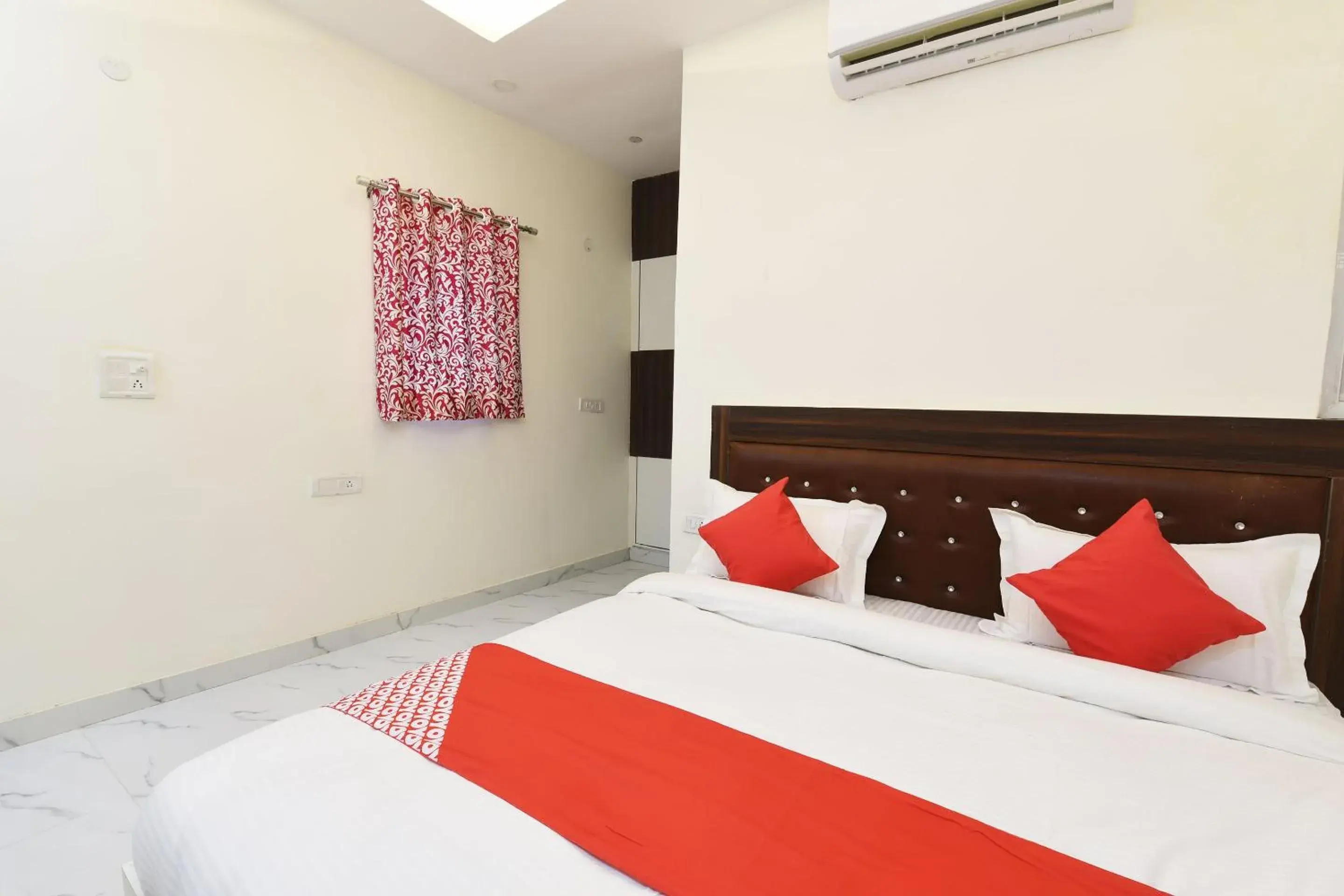 Bedroom, Bed in OYO The Signature Hotel Near Iskcon Temple Noida