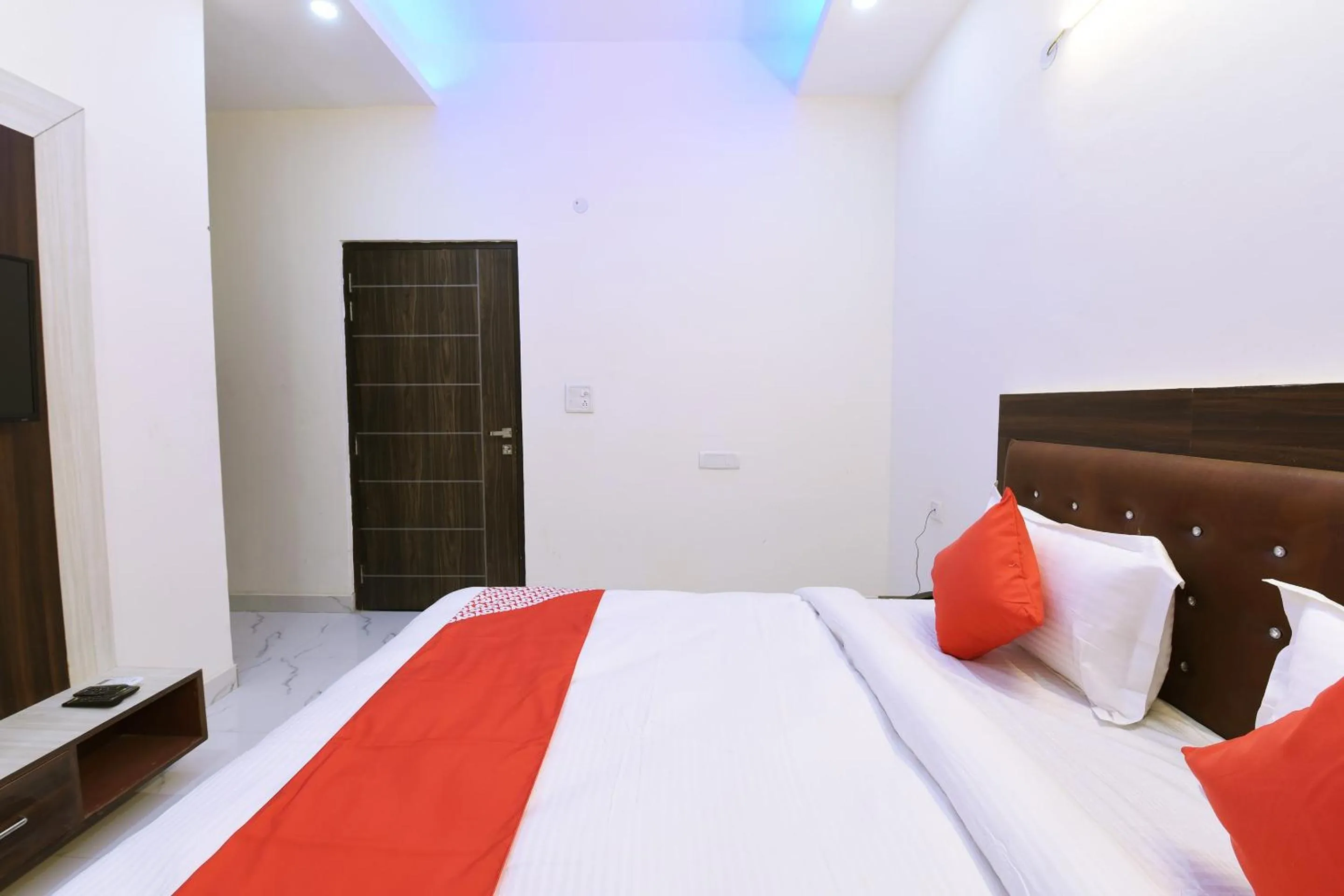 Bedroom in Hotel O The Signature Hotel Near Iskcon Temple Noida