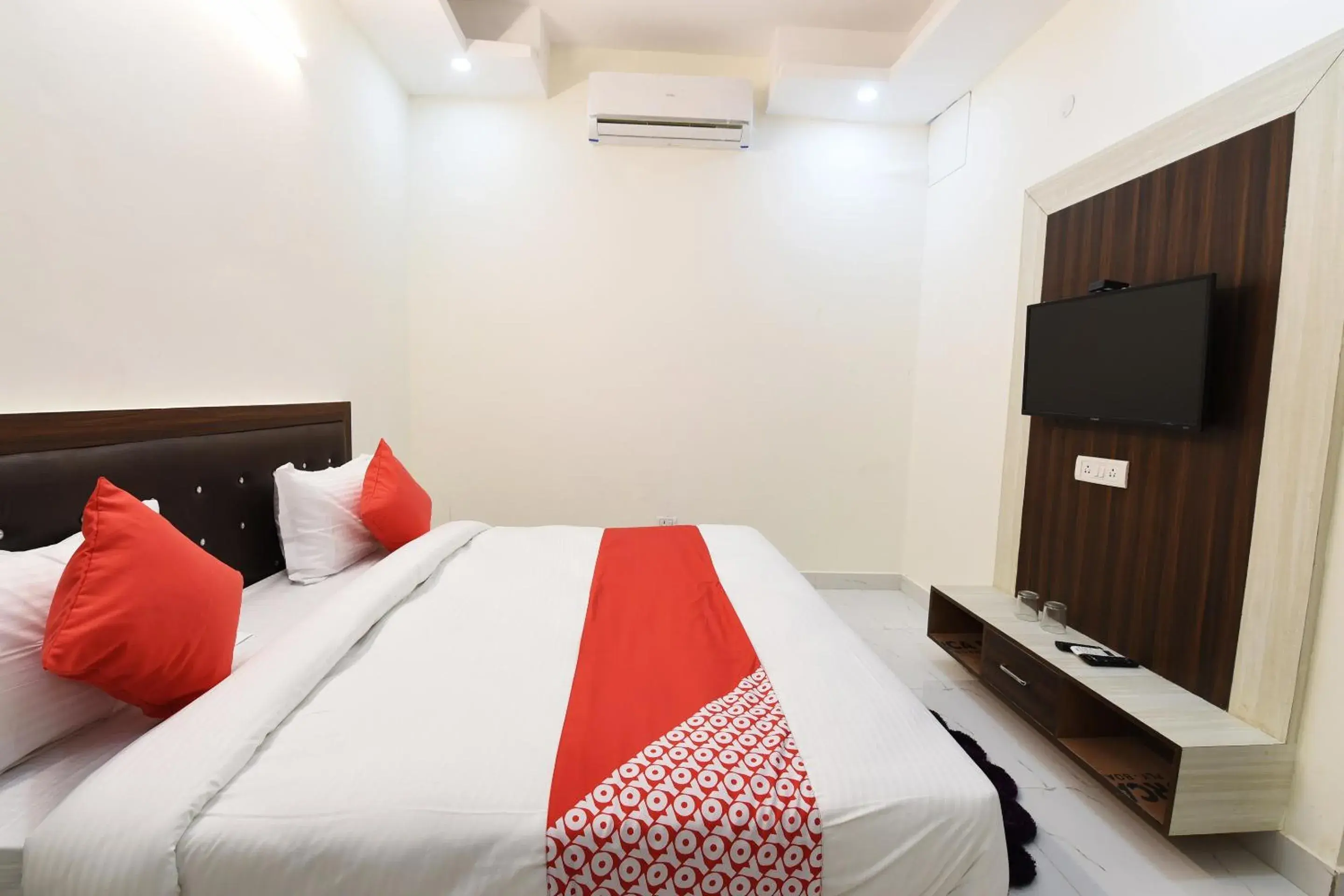 Bedroom, Bed in OYO The Signature Hotel Near Iskcon Temple Noida