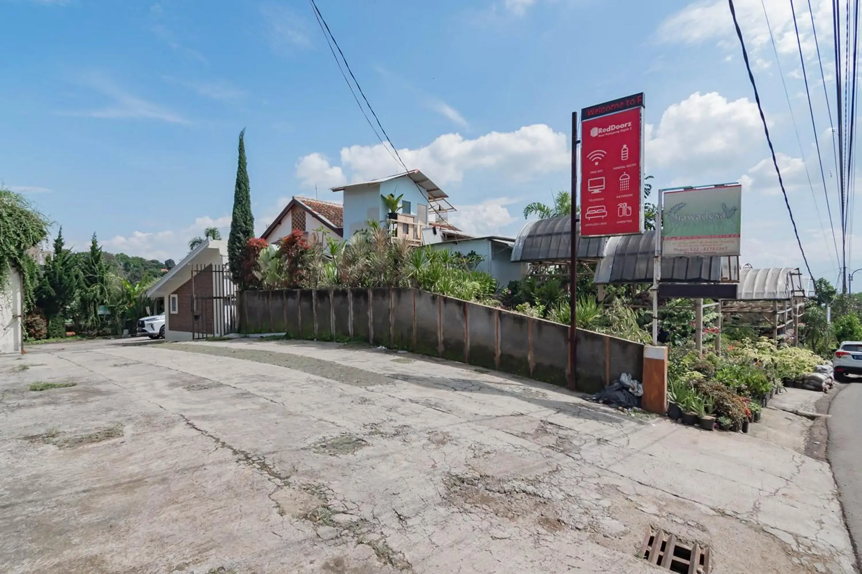 Property building in RedDoorz near Farmhouse Lembang Property building in RedDoorz near Farmhouse Lembang