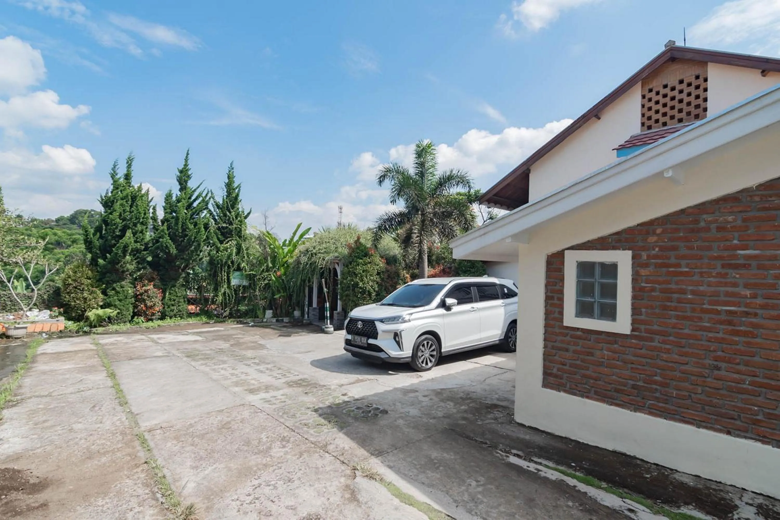 Property building in RedDoorz near Farmhouse Lembang