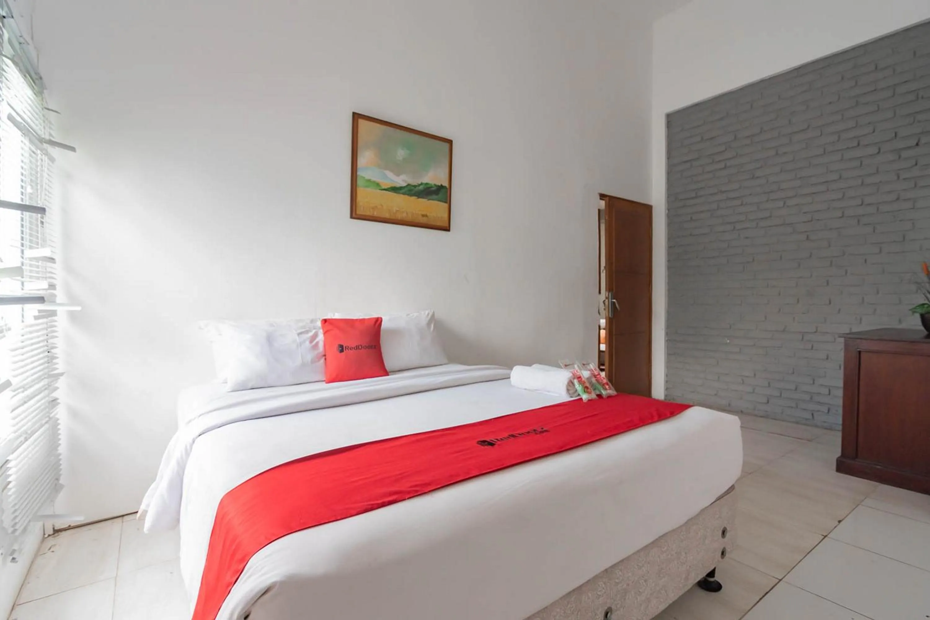 Bedroom, Bed in RedDoorz near Farmhouse Lembang