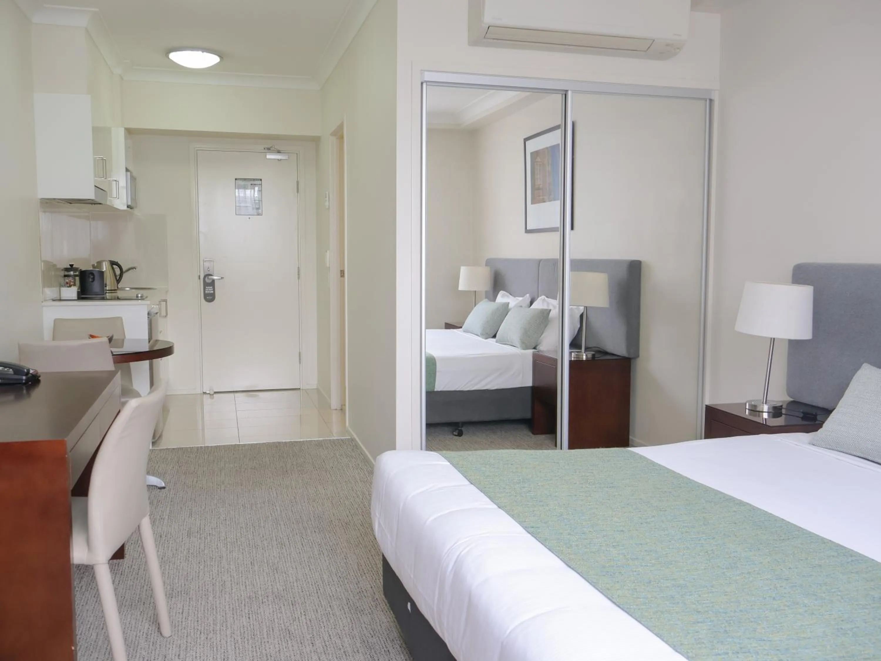 Kitchen or kitchenette, Bed in Quest Breakfast Creek