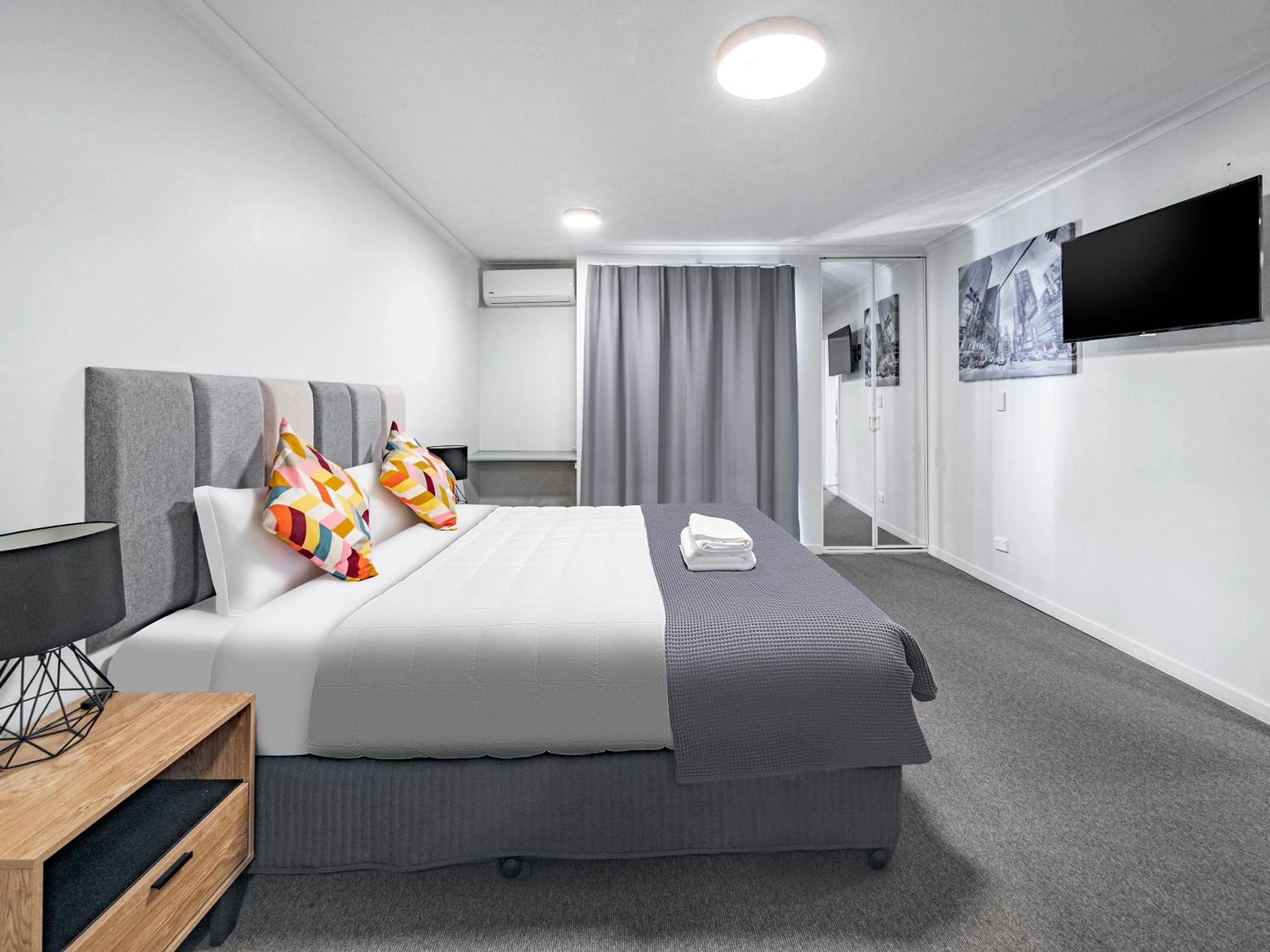 Bedroom, Bed in Parkview Apartments