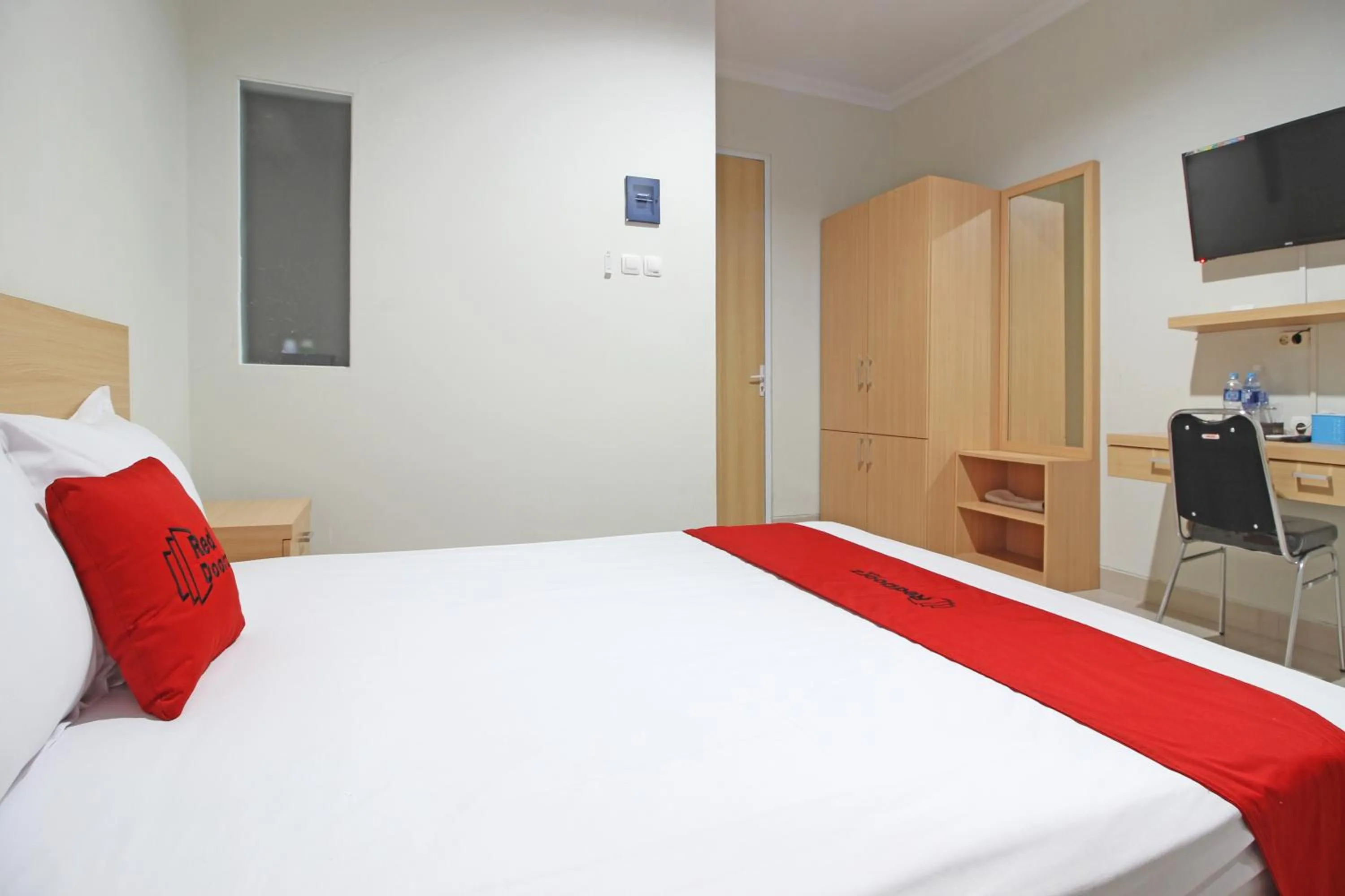 Bedroom, Bed in RedDoorz near AMIKOM Yogyakarta