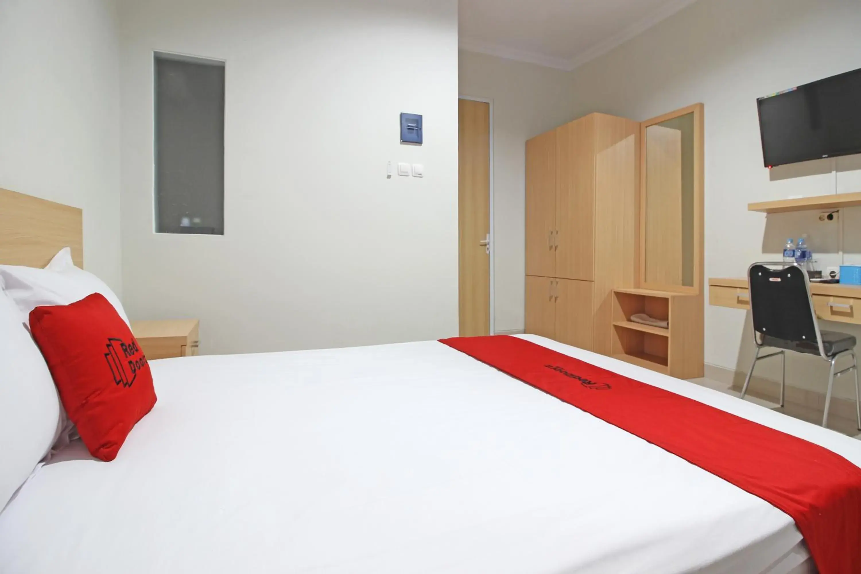 Bedroom, Bed in RedDoorz near AMIKOM Yogyakarta Bedroom, Bed in RedDoorz near AMIKOM Yogyakarta