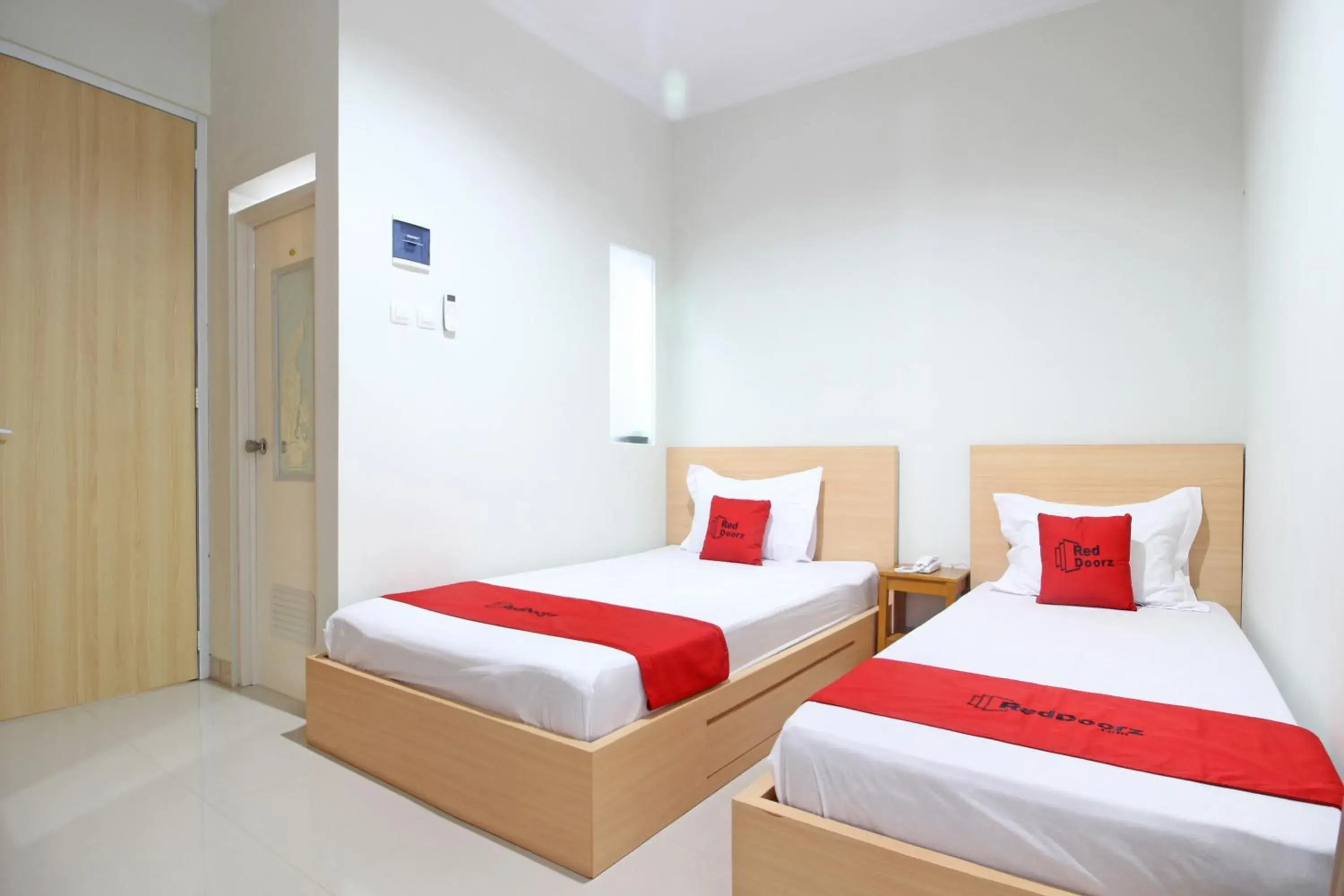 Twin Room in RedDoorz near AMIKOM Yogyakarta Twin Room in RedDoorz near AMIKOM Yogyakarta