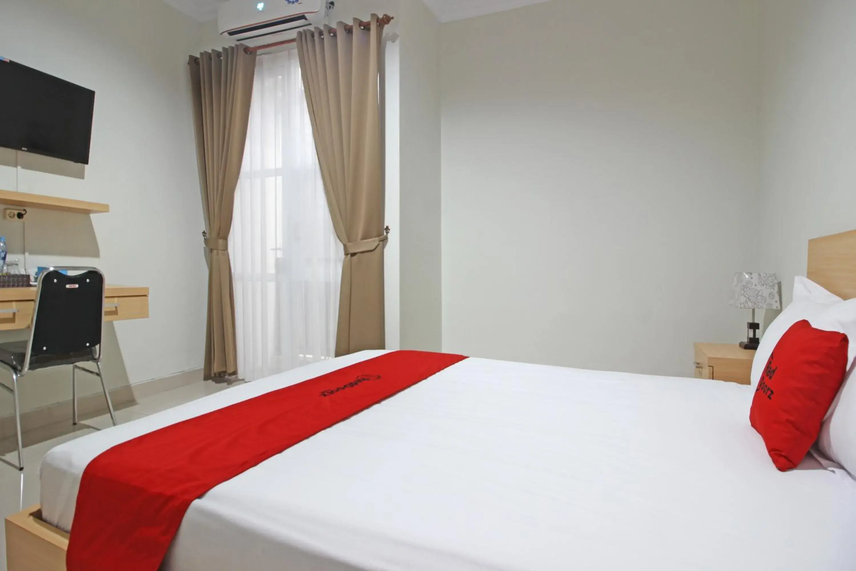 Bedroom, Bed in RedDoorz near AMIKOM Yogyakarta Bedroom, Bed in RedDoorz near AMIKOM Yogyakarta